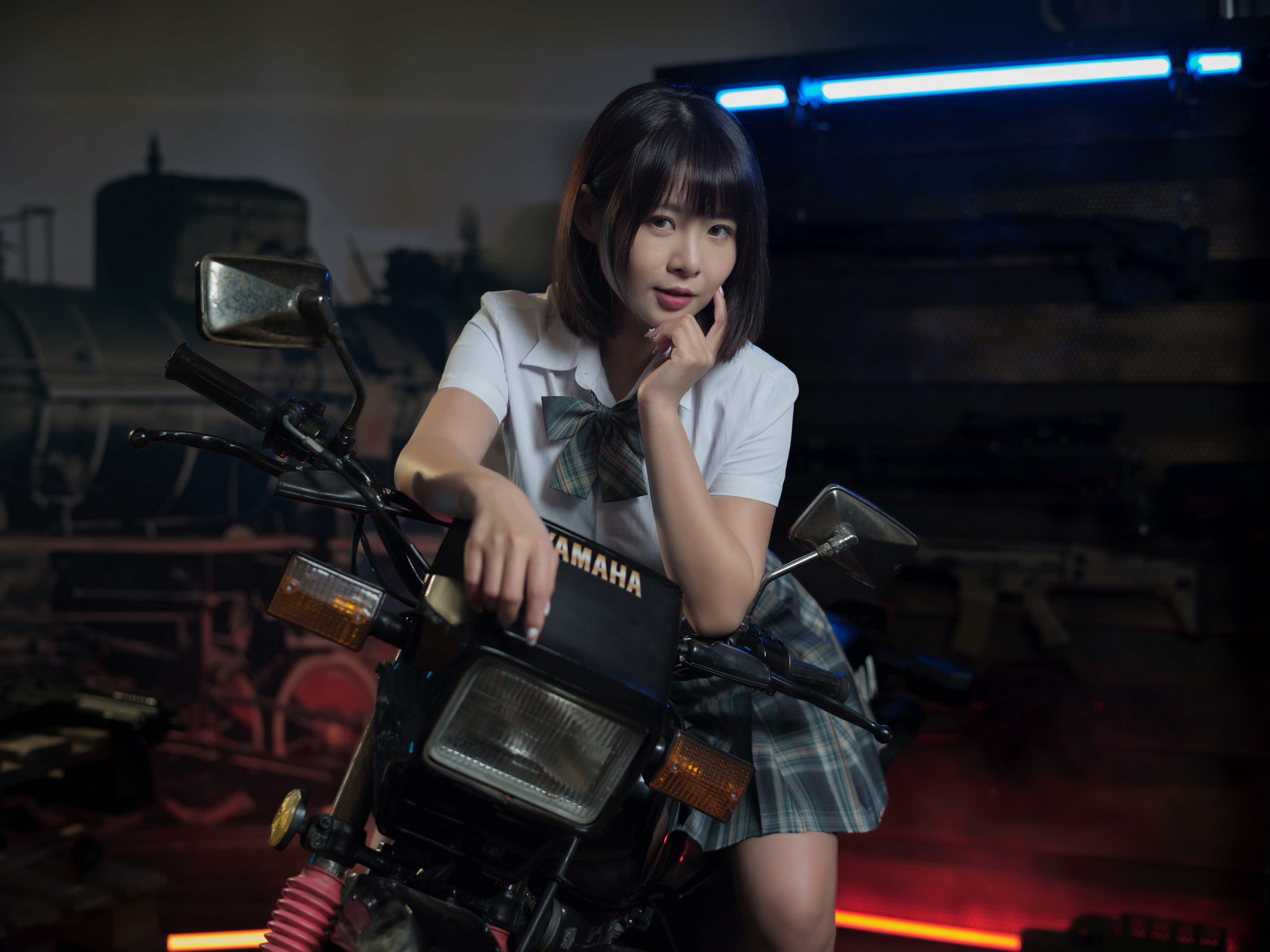坐在摩托车上的年轻亚洲妇女
