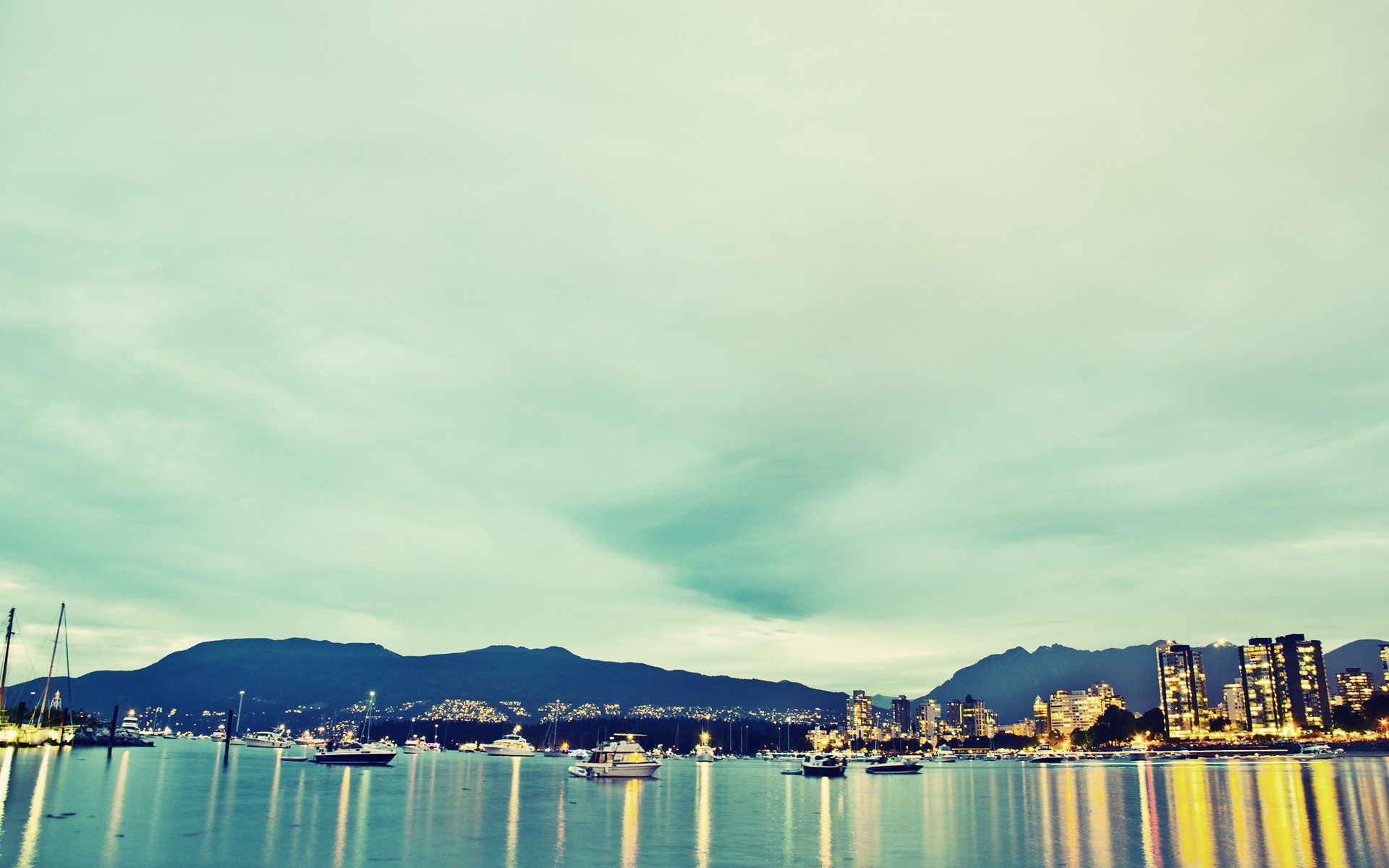 桌面上的壁纸海 轻 晚上