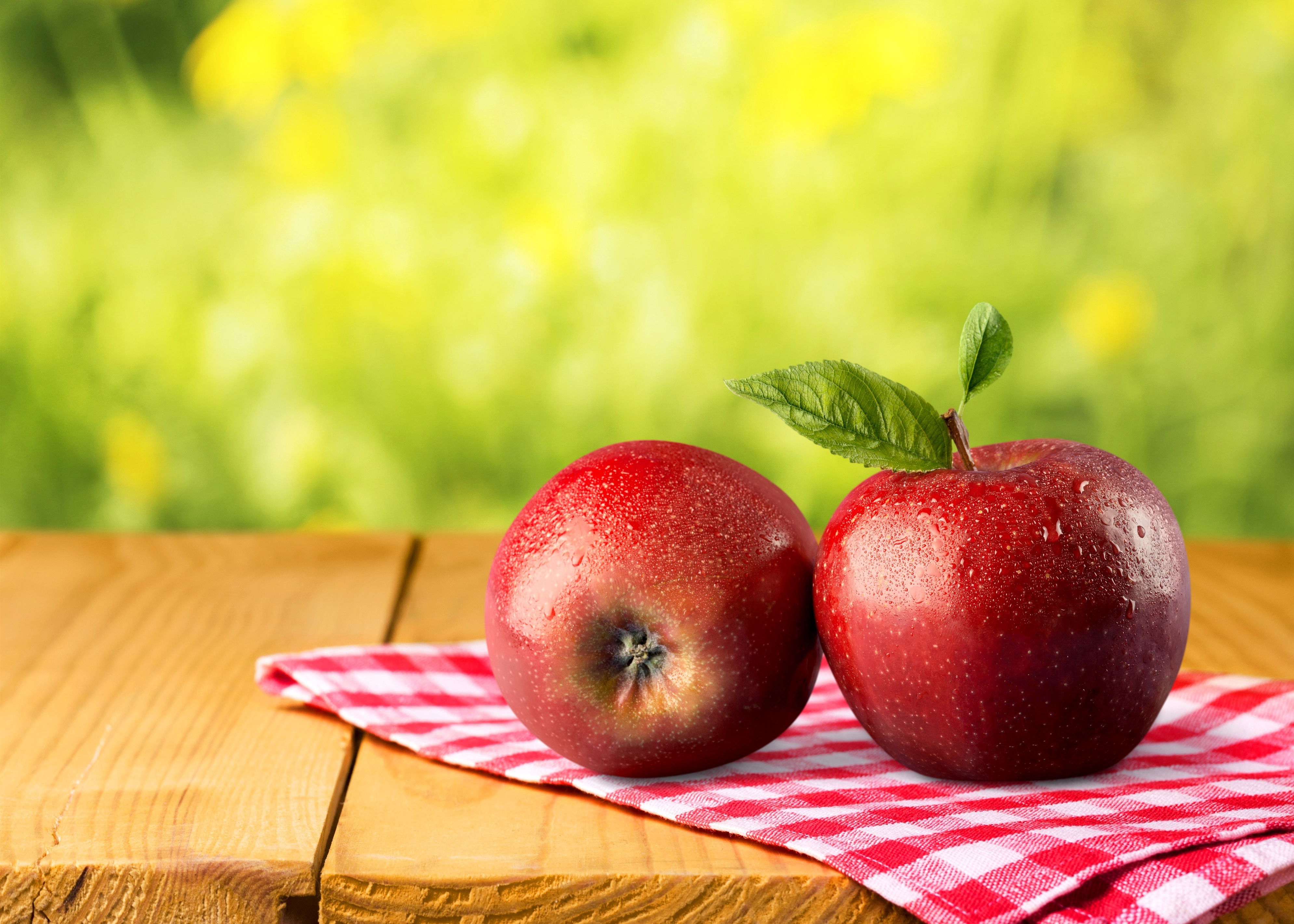 Free photo A pair of juicy apples