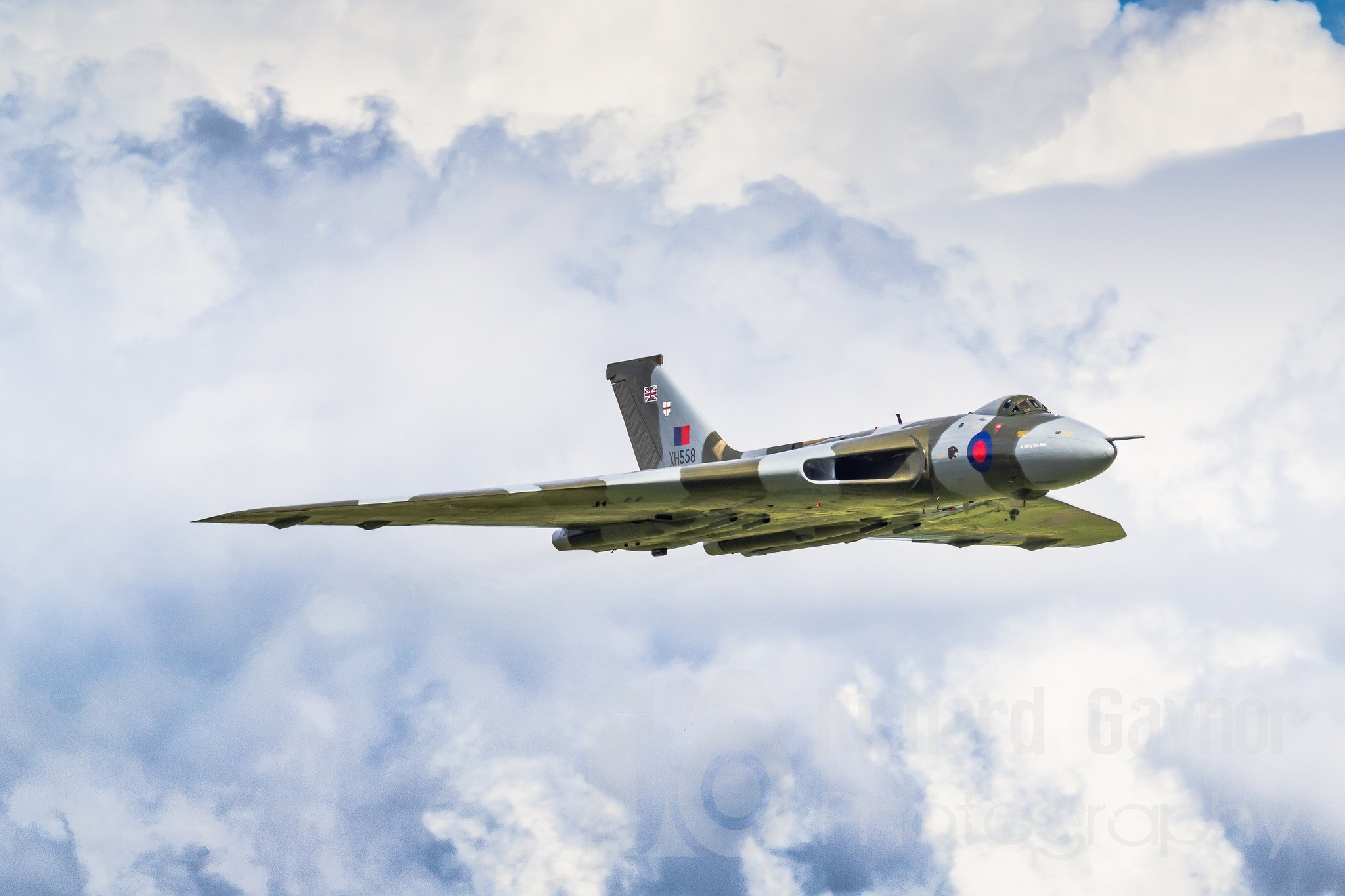 Free photo A picture of a military fighter jet against a background of clouds