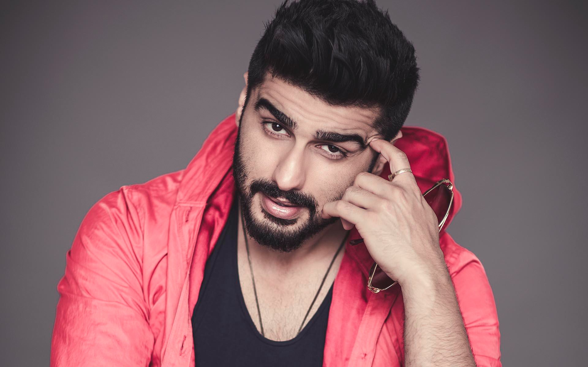 Обои Arjun Kapoor очки плащ на рабочий стол