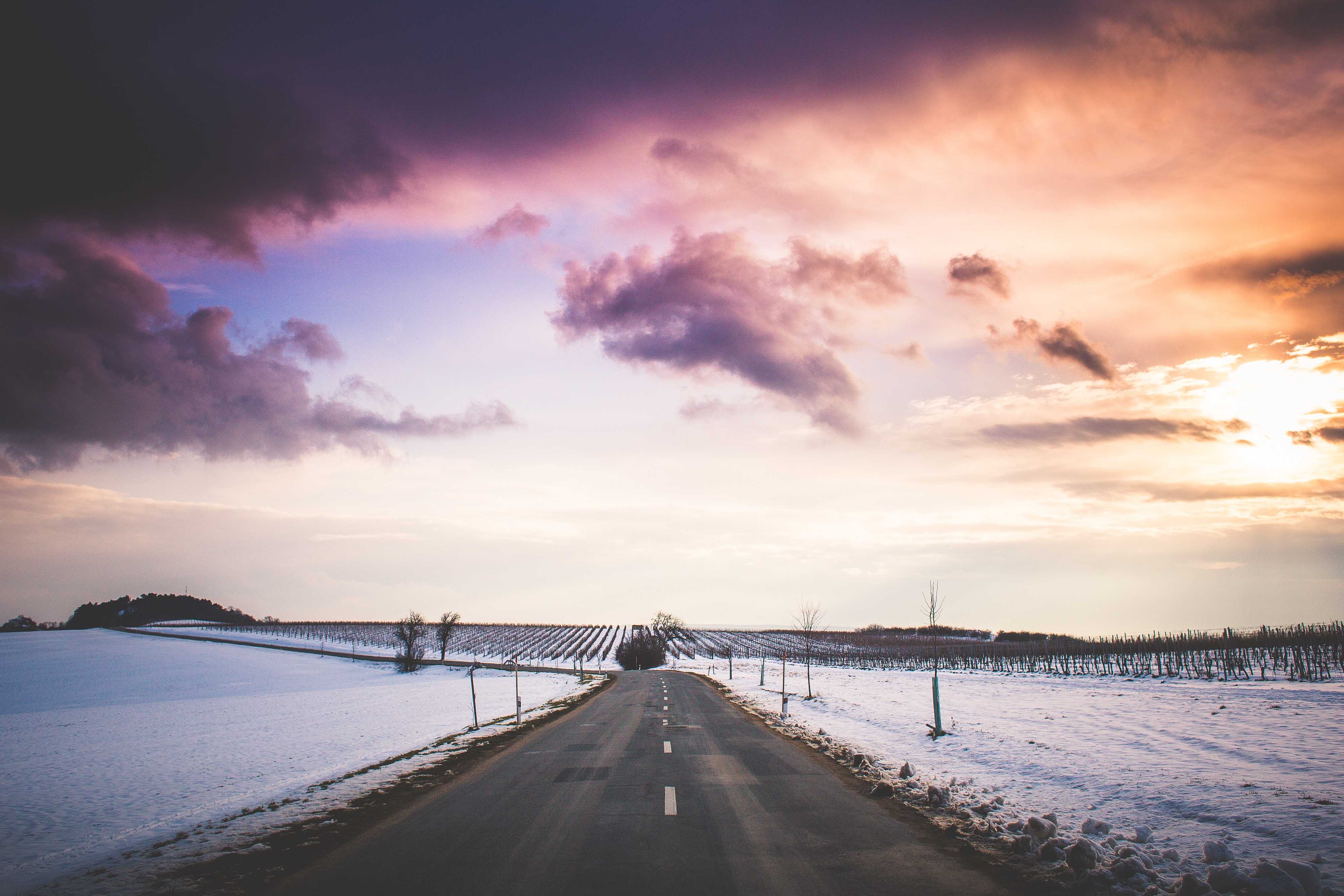 Free photo The road along the field in the snow leading to the beach at the sea