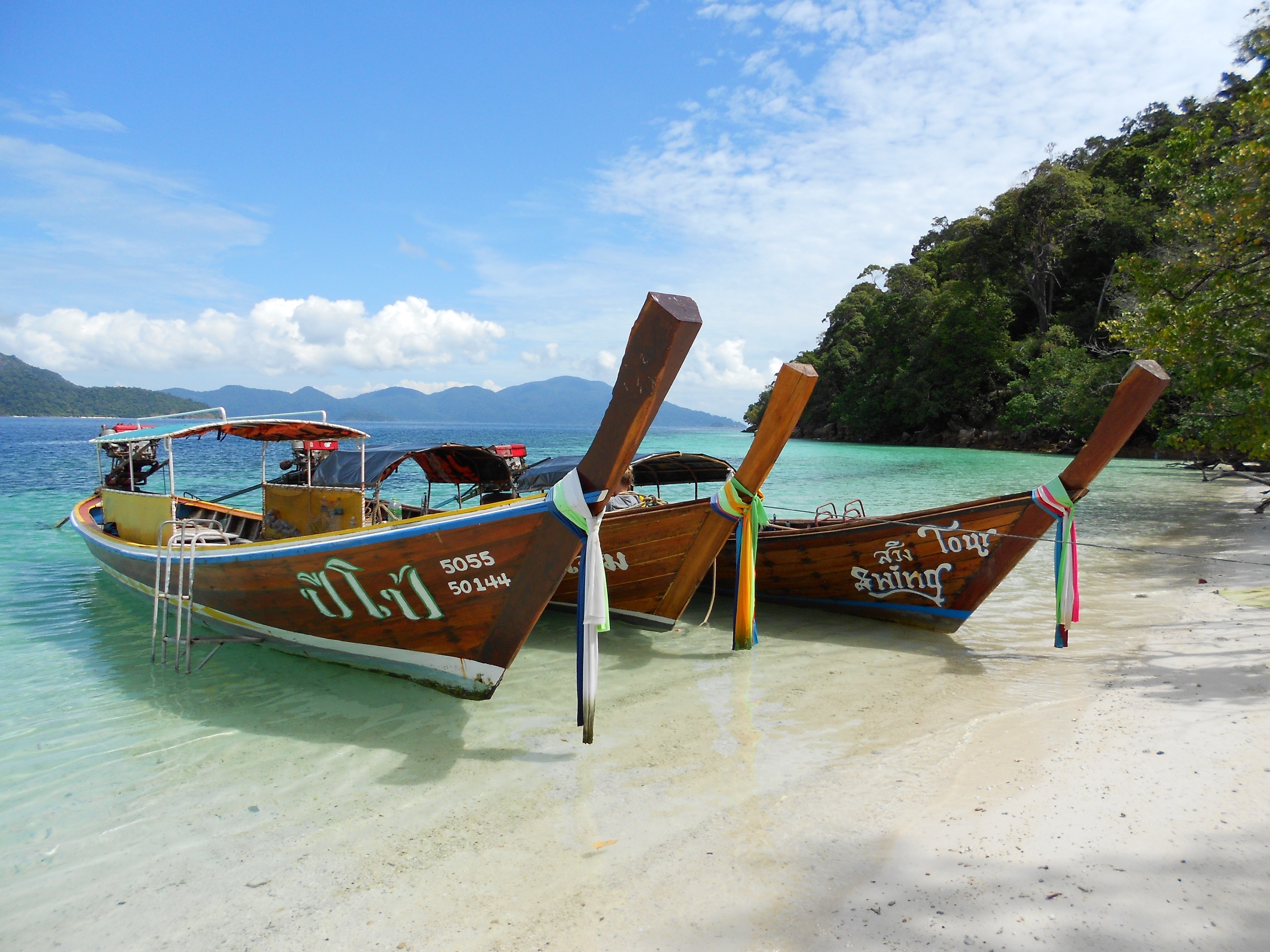 Free photo Two vessels offshore by the white beach