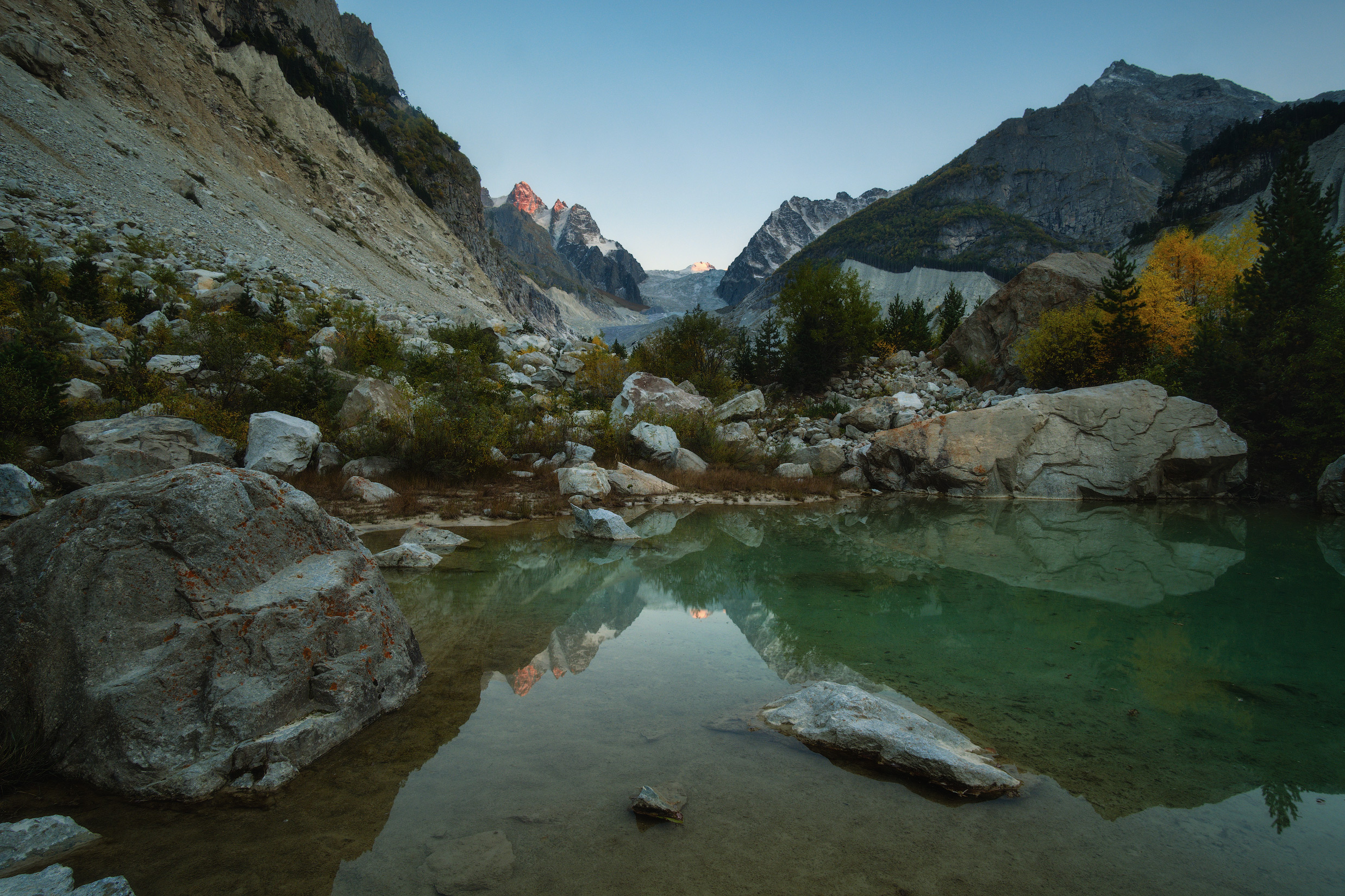 Free photo View of the glacier in the Caucasus Karaugom