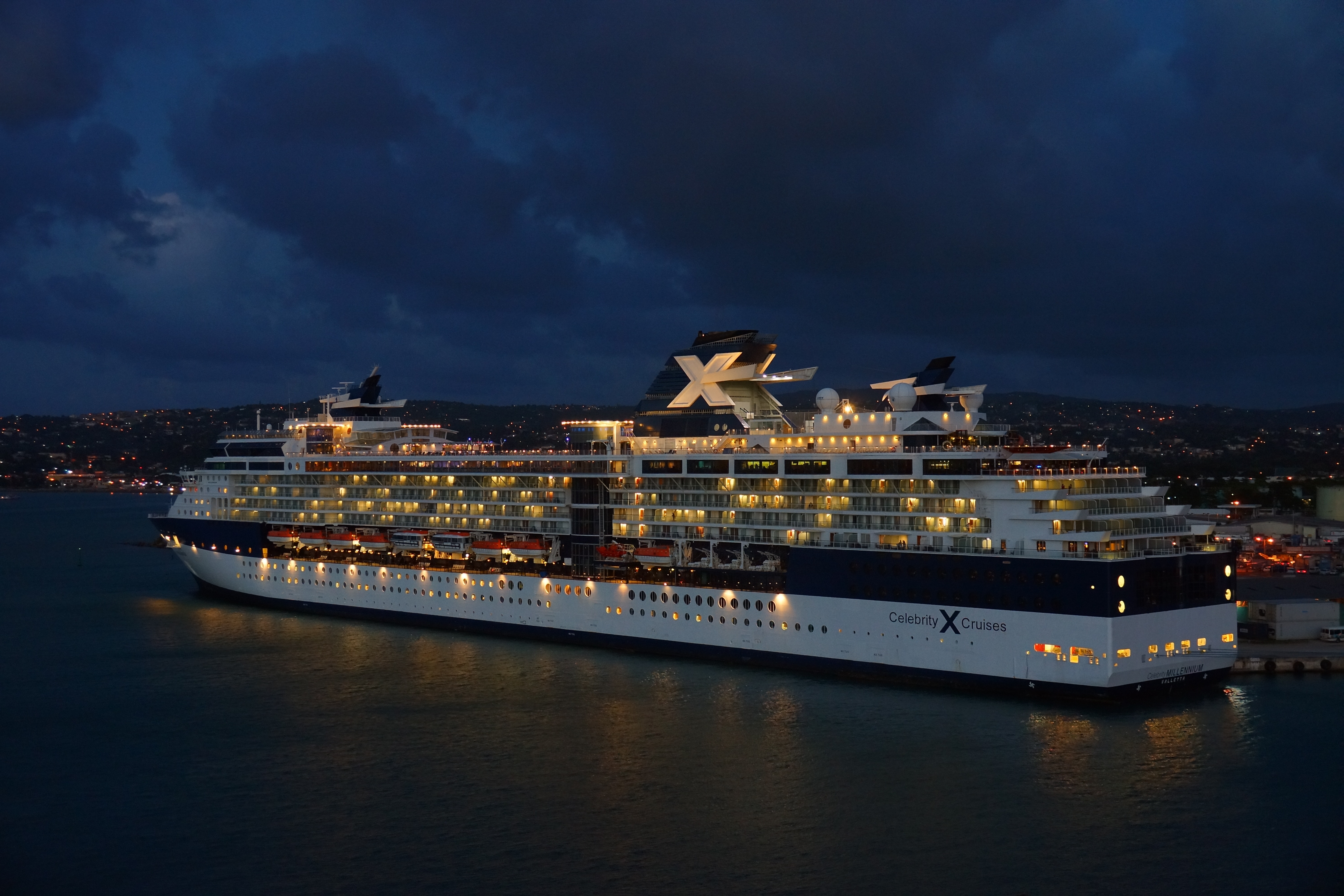 Free photo A large cruise ship on the night sea surface