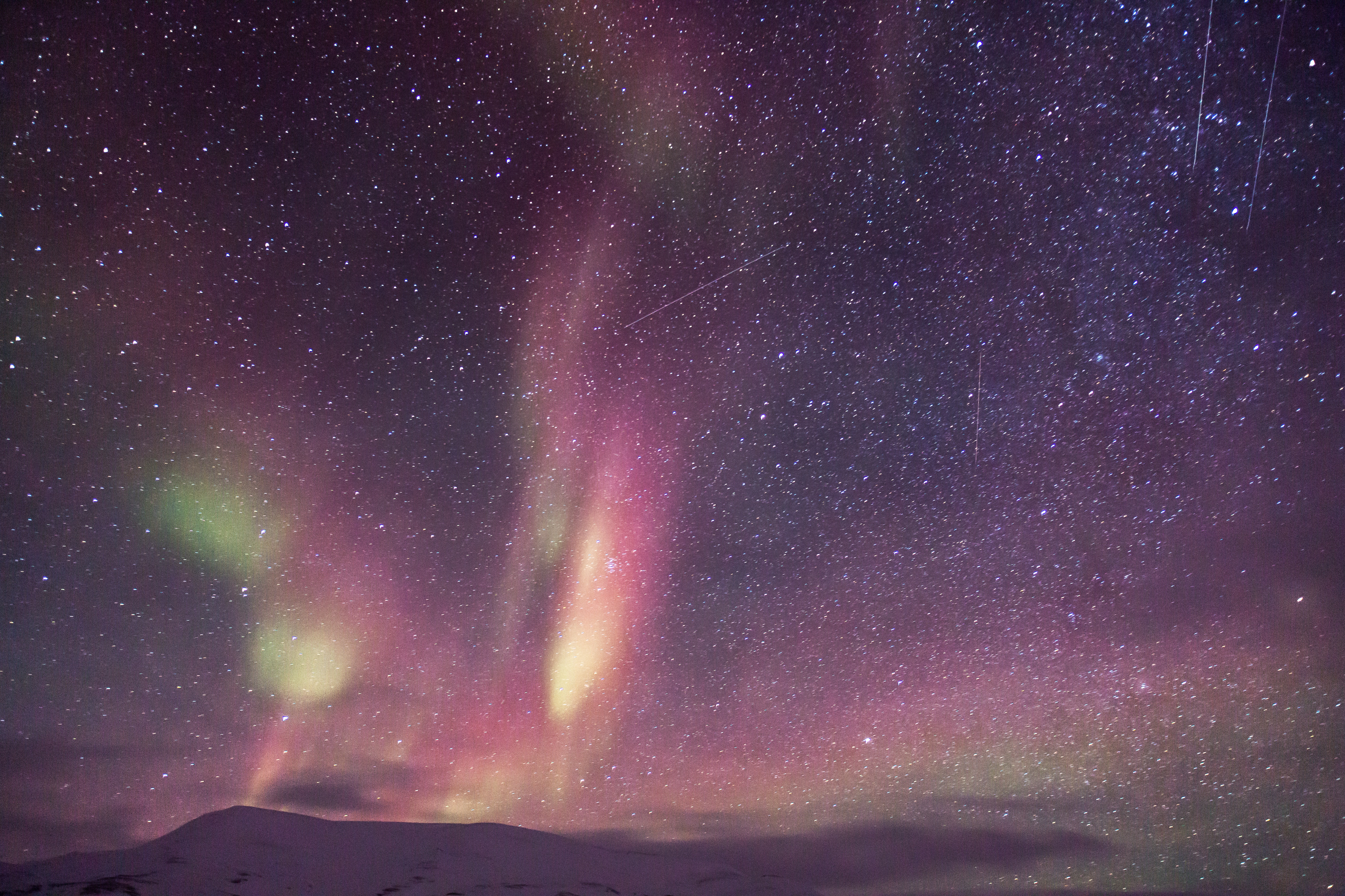 免费照片夜空中的北极光与繁星