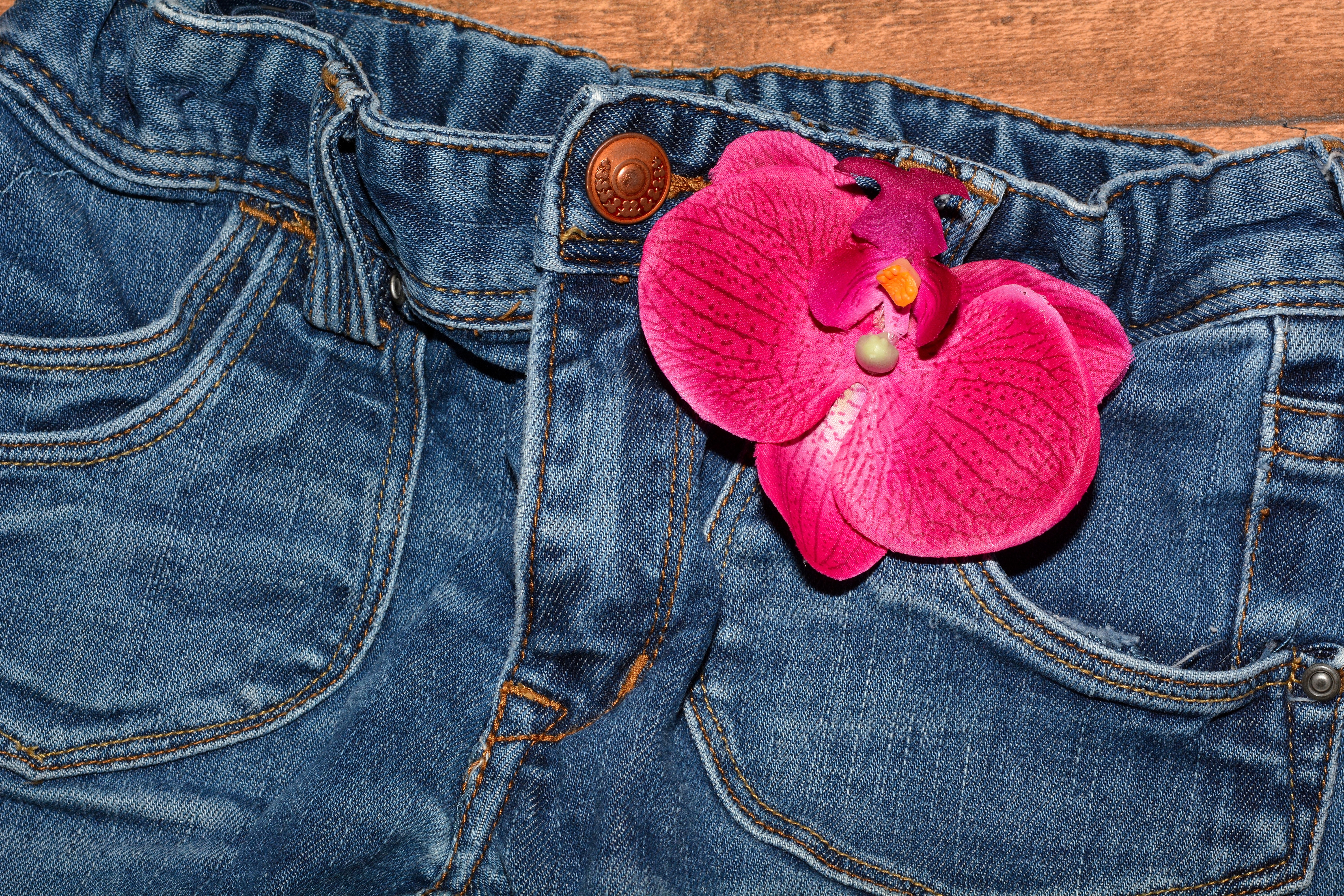 牛仔裤上的粉色兰花