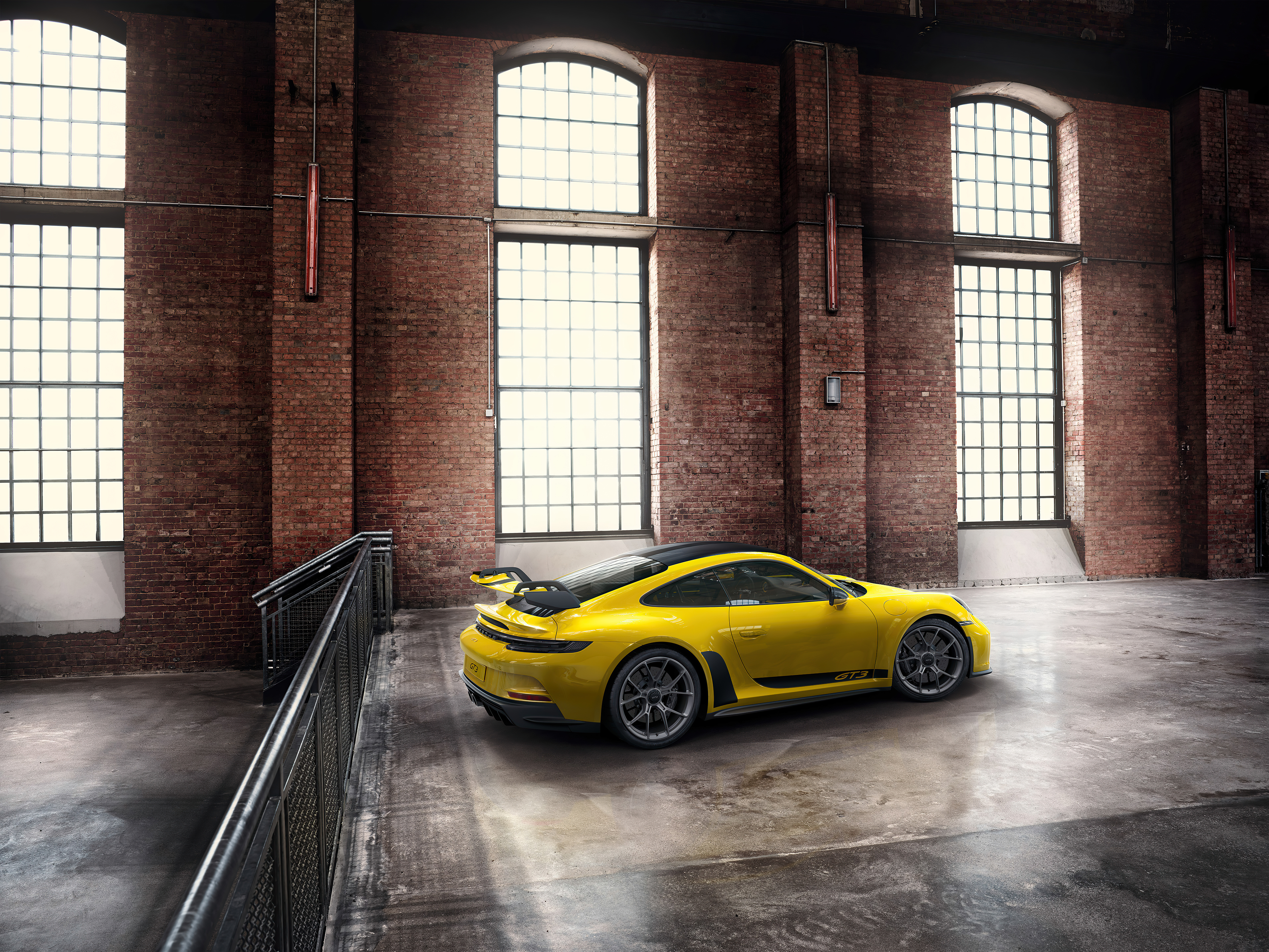 Free photo Yellow Porsche 911 GT3 R.