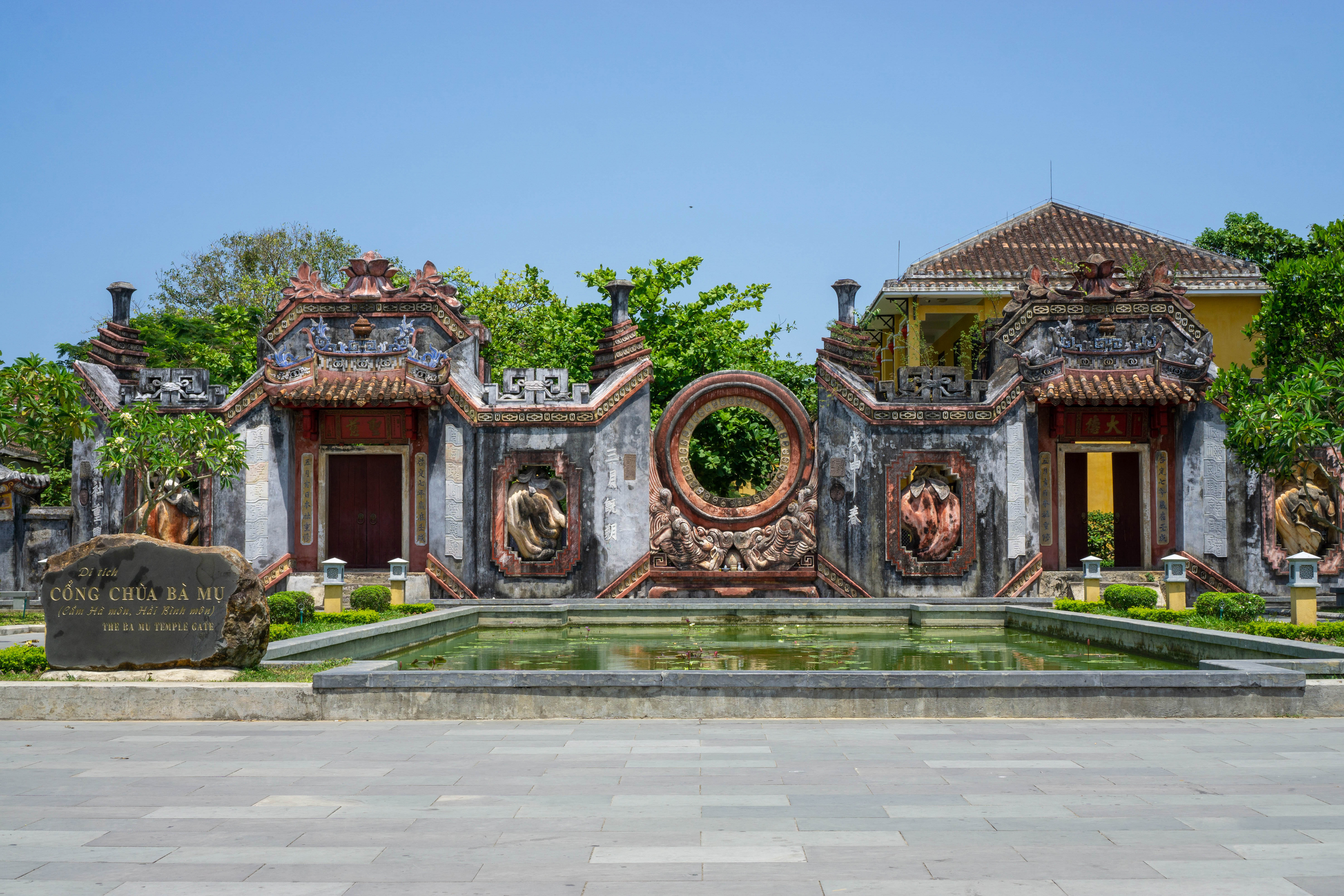 Wallpapers temple Vietnam pond on the desktop