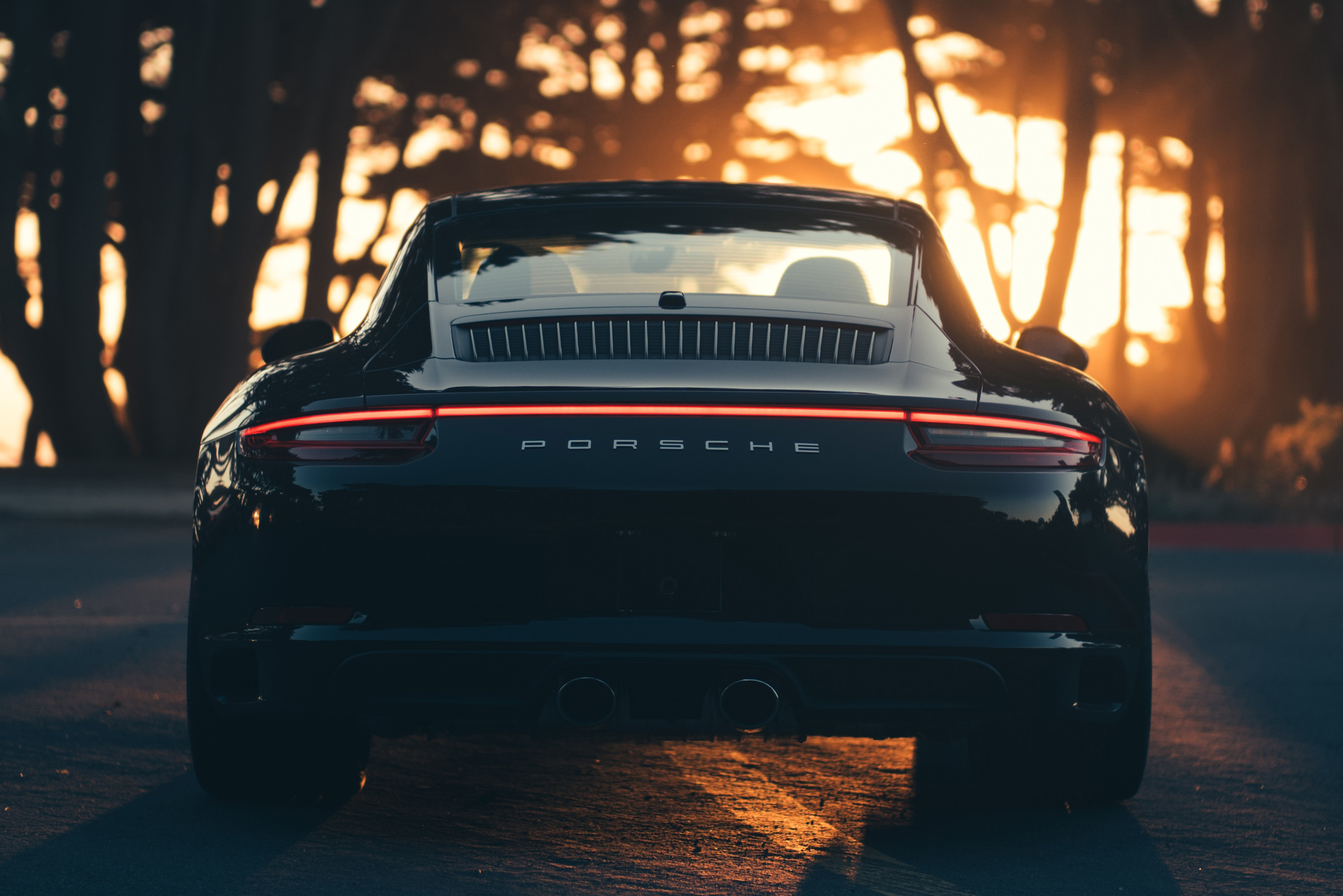 Free photo Black Porsche 911 rear view