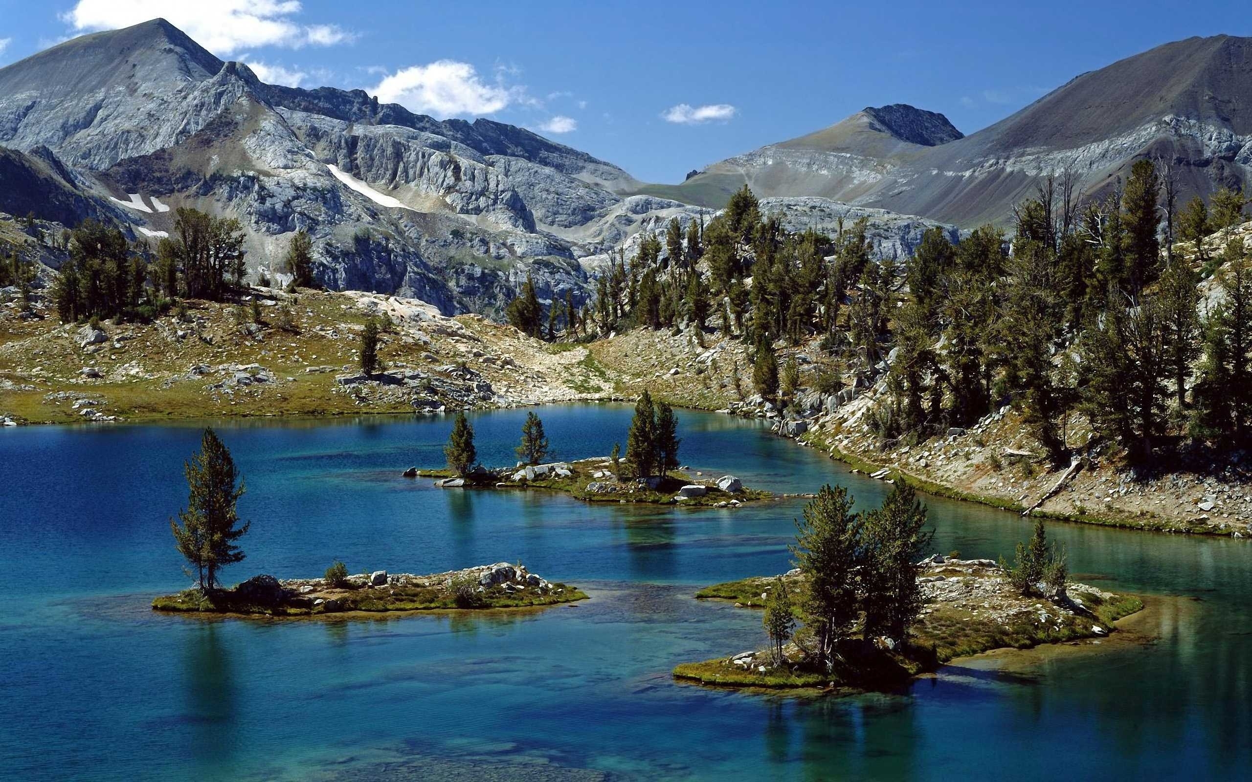 Free photo Islets with trees on the lake