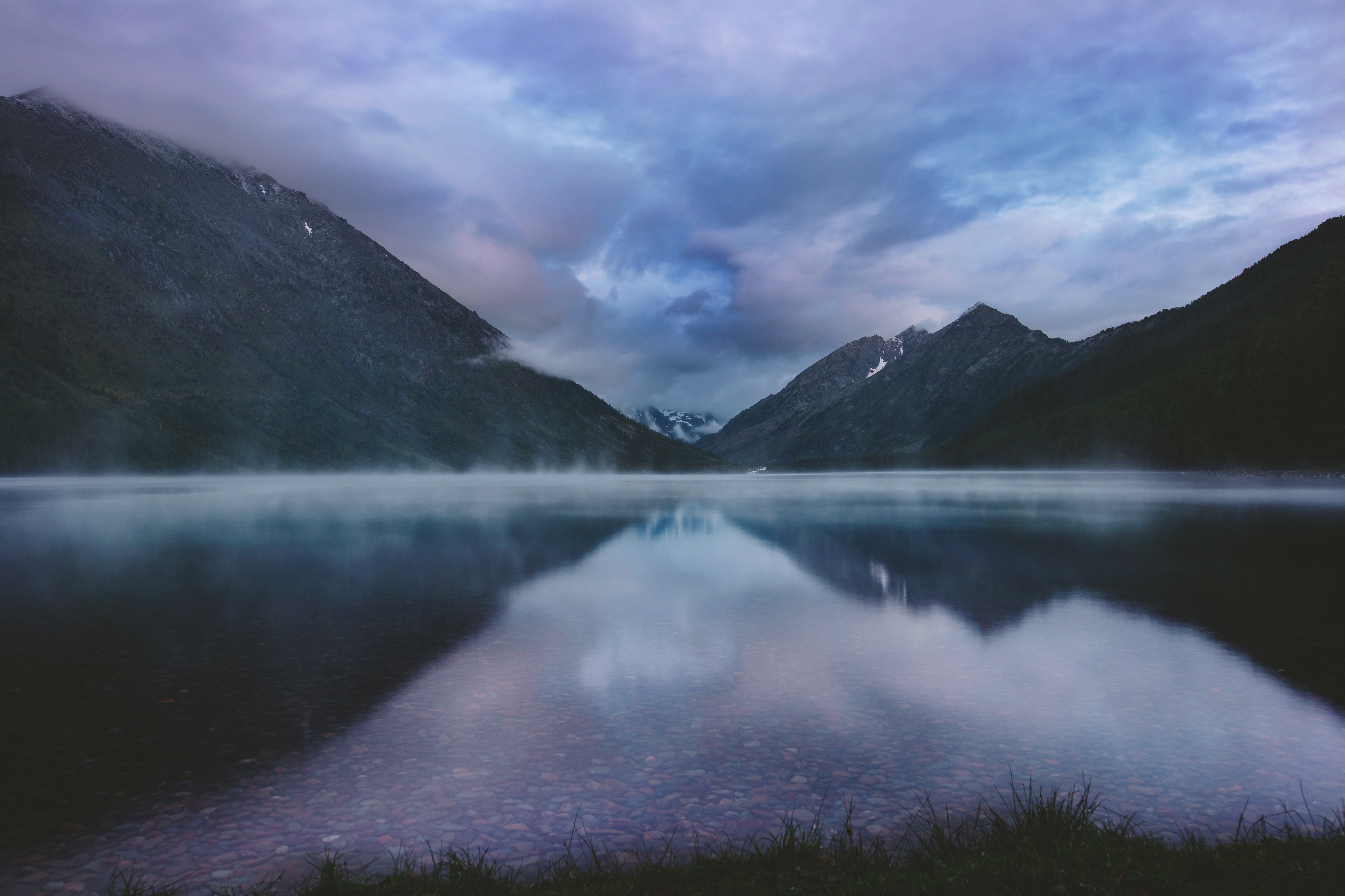 Free photo Evaporation of water on a lake in the mountains