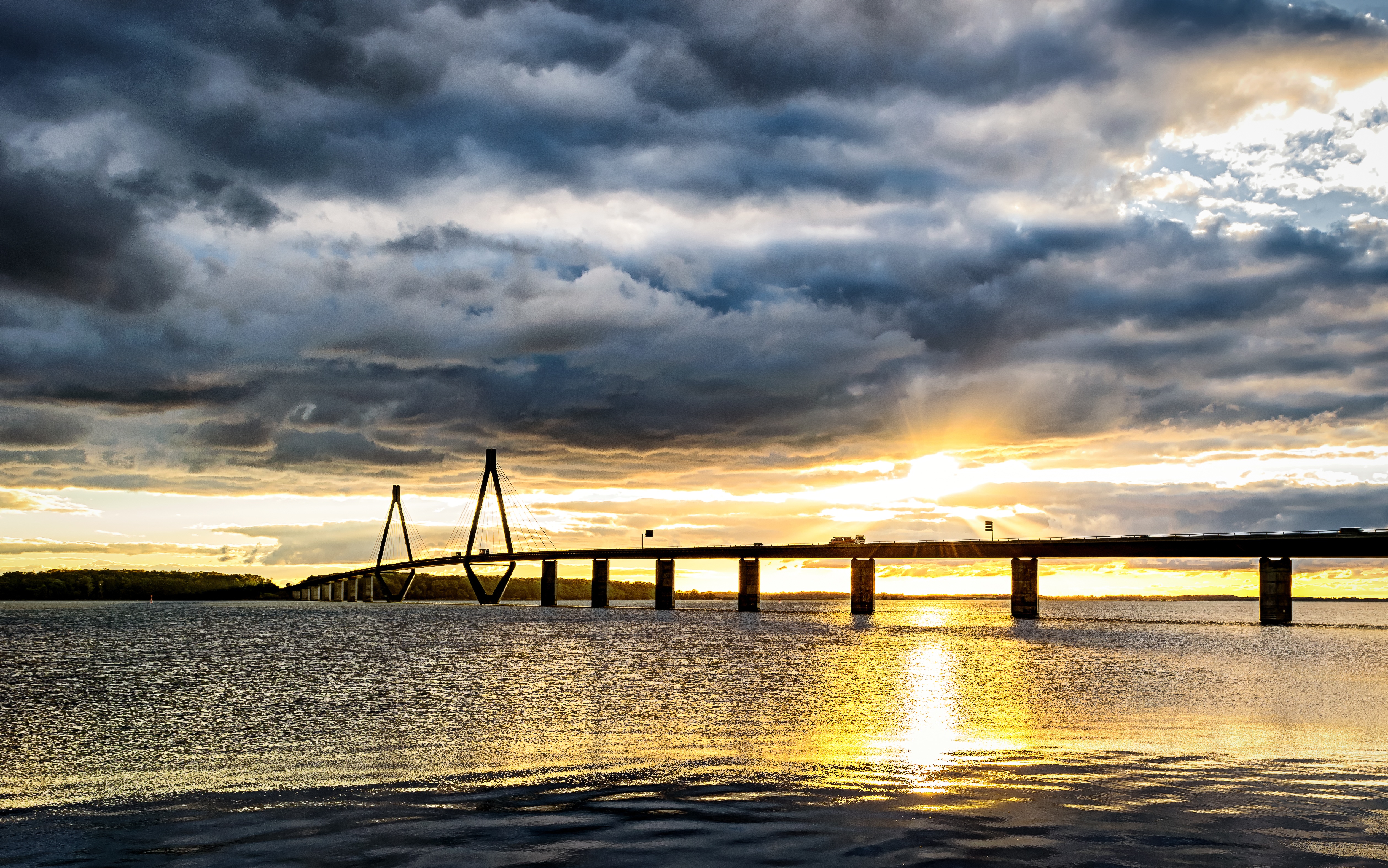 Free photo A large bridge over the water in Denmark