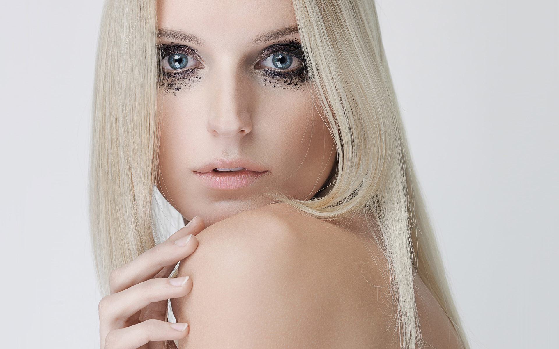 Free photo Blonde. Makeup.