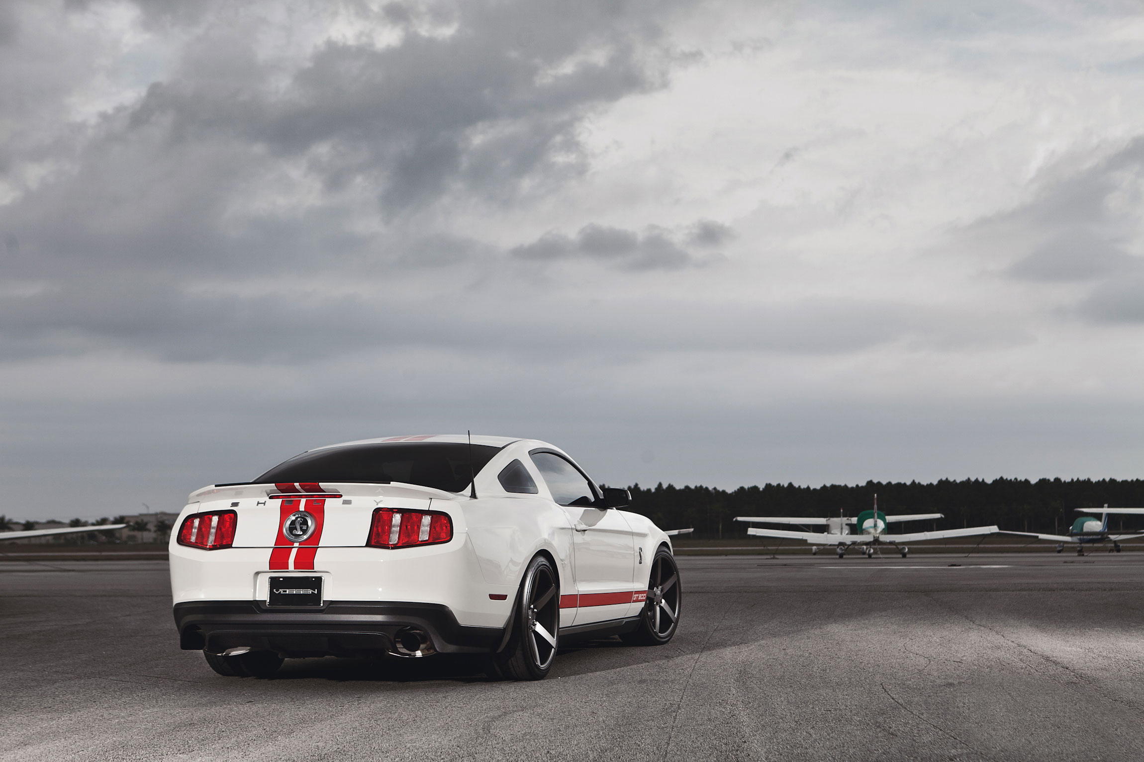 Ford Mustang Shelby GT500 на аэродроме