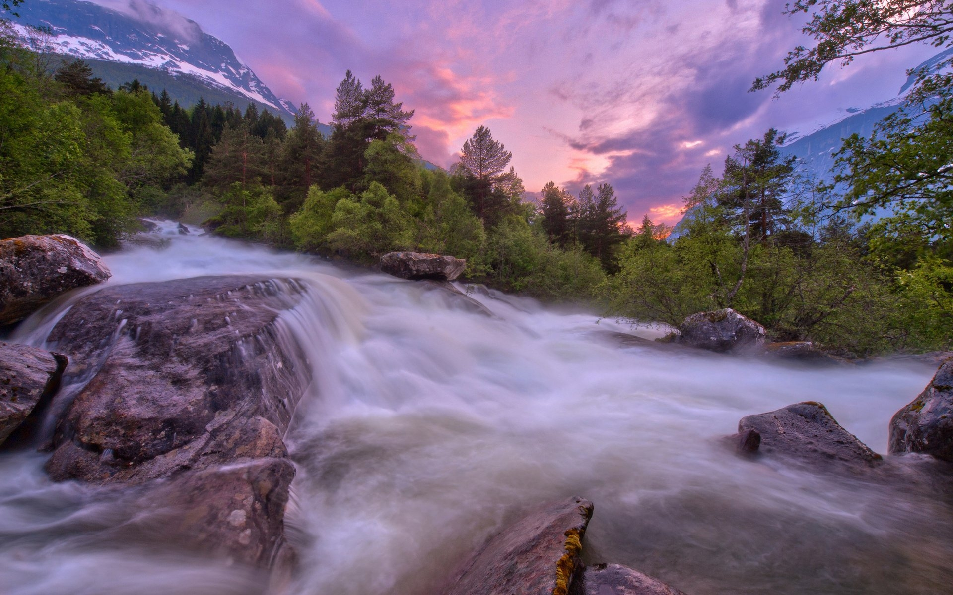 Free photo A strong river flow in the mountains