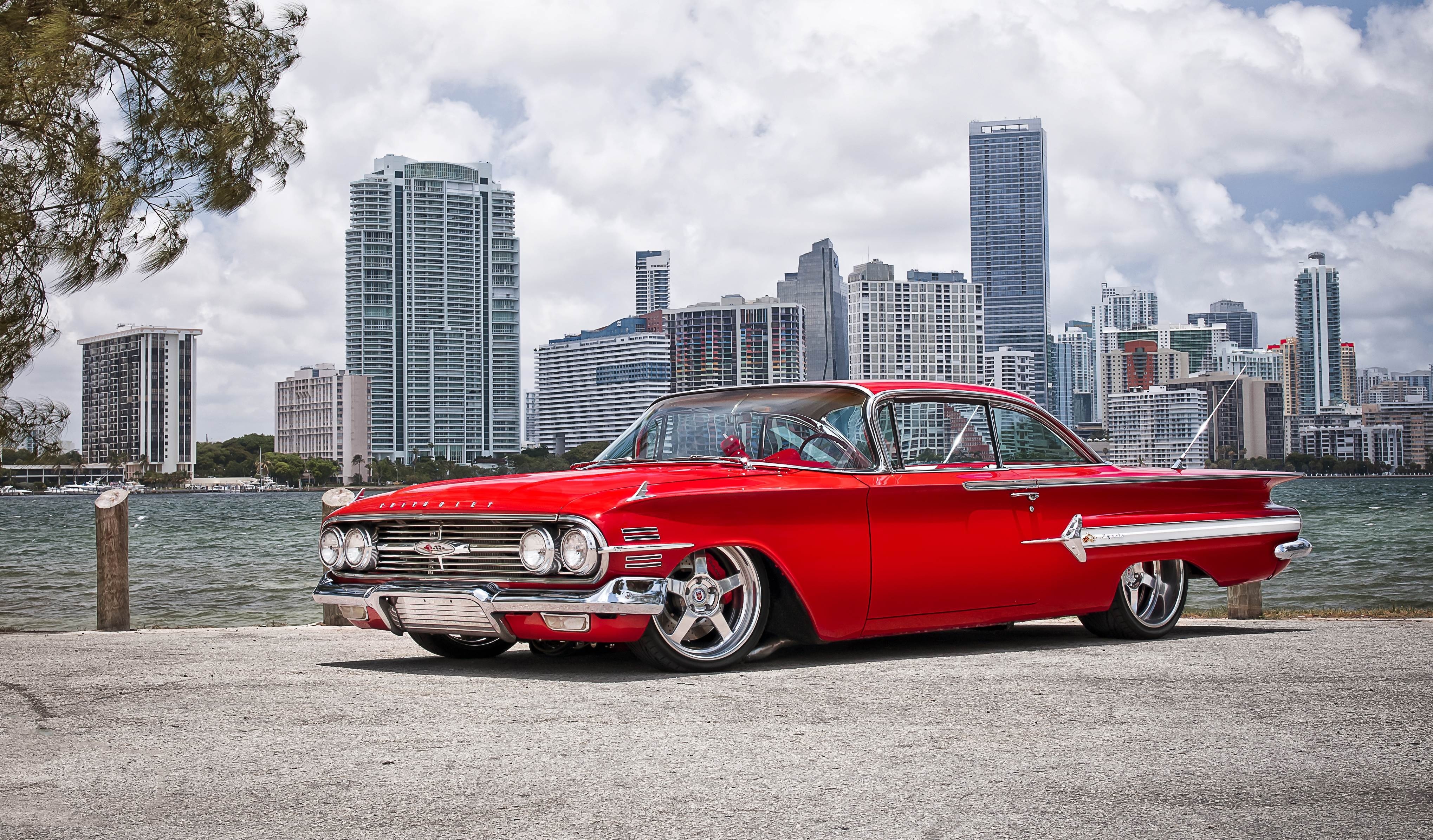 На фоне города