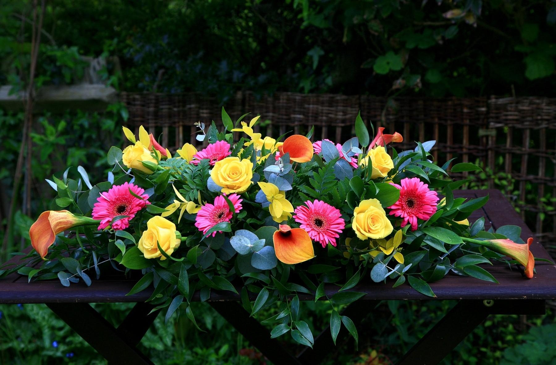 Horizontal flower arrangement