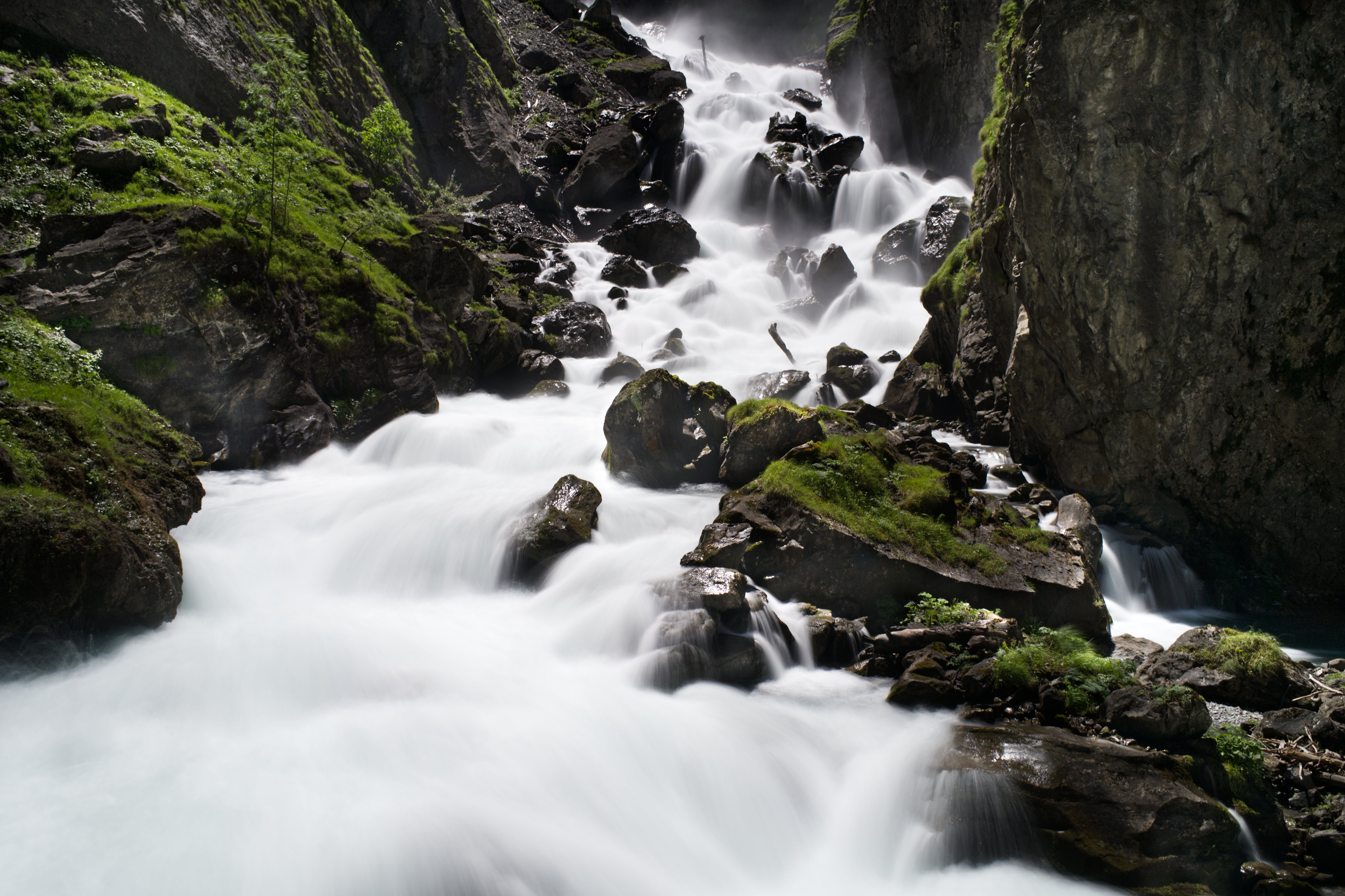 Free photo A strong waterfall among the rocks