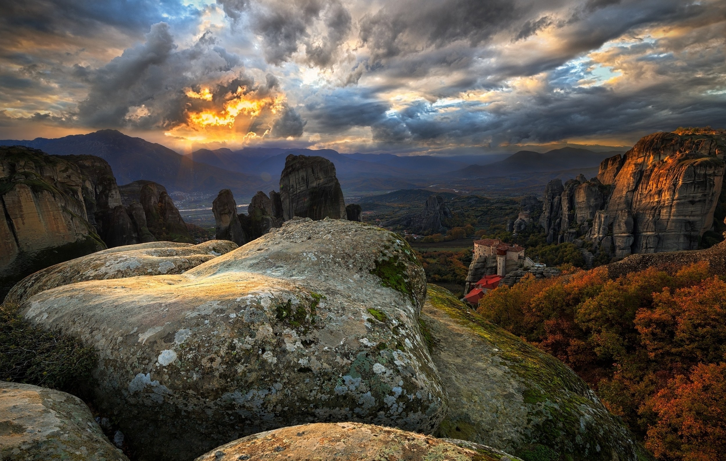 Free photo A monastery surrounded by mountains