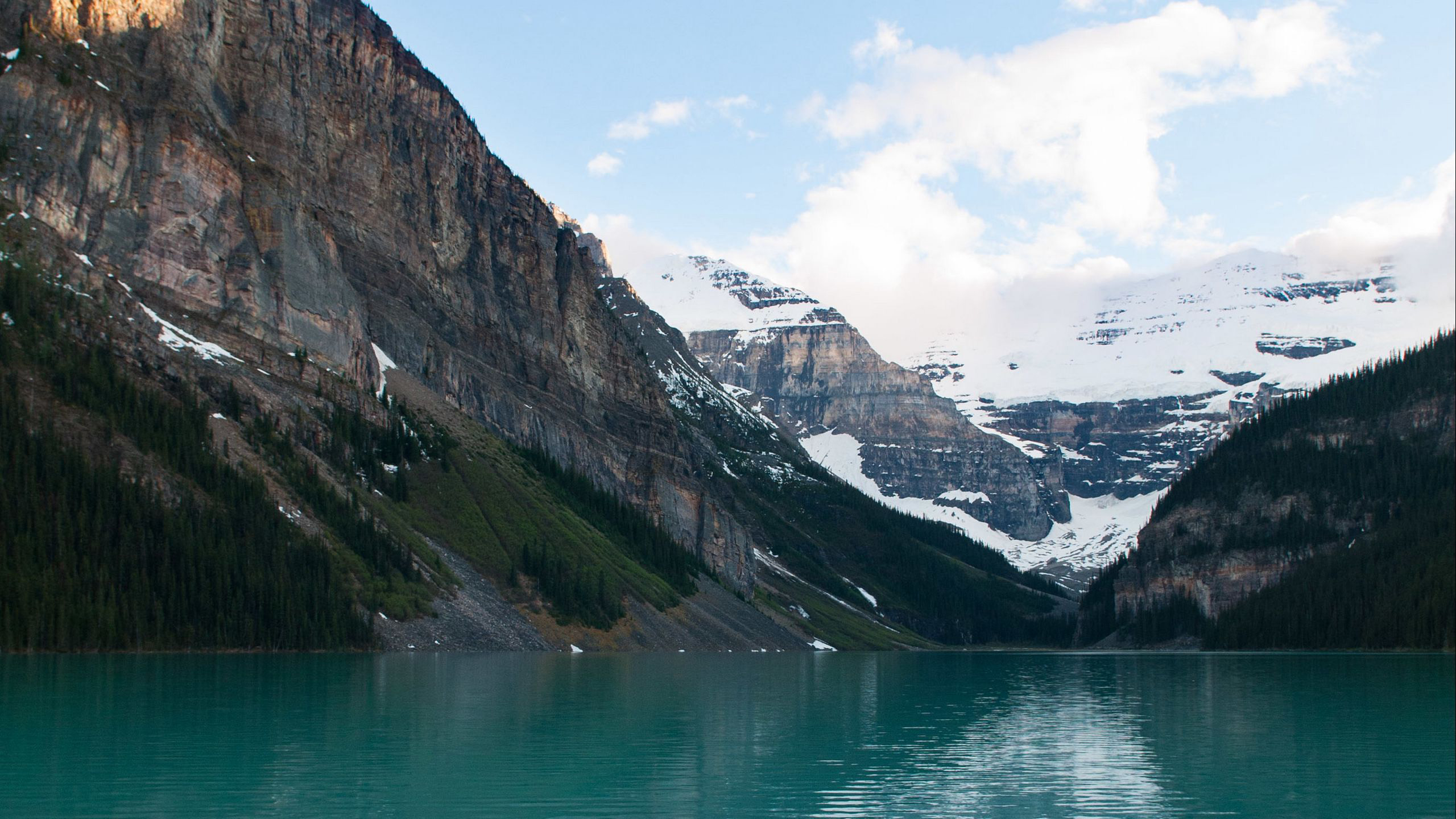 Free photo A lake with clear water in the mountains