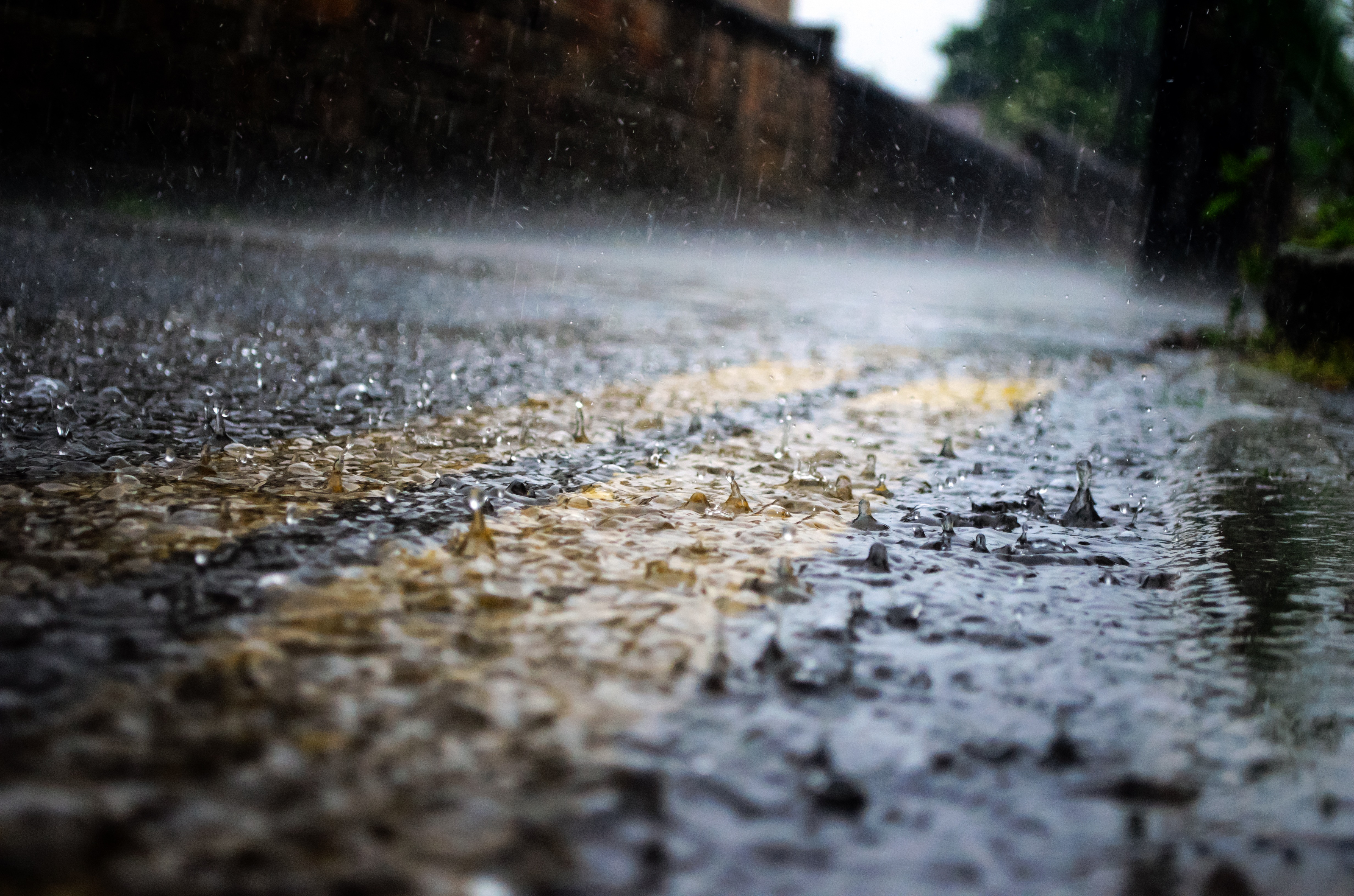 大雨在人行道上变成了一个个水坑