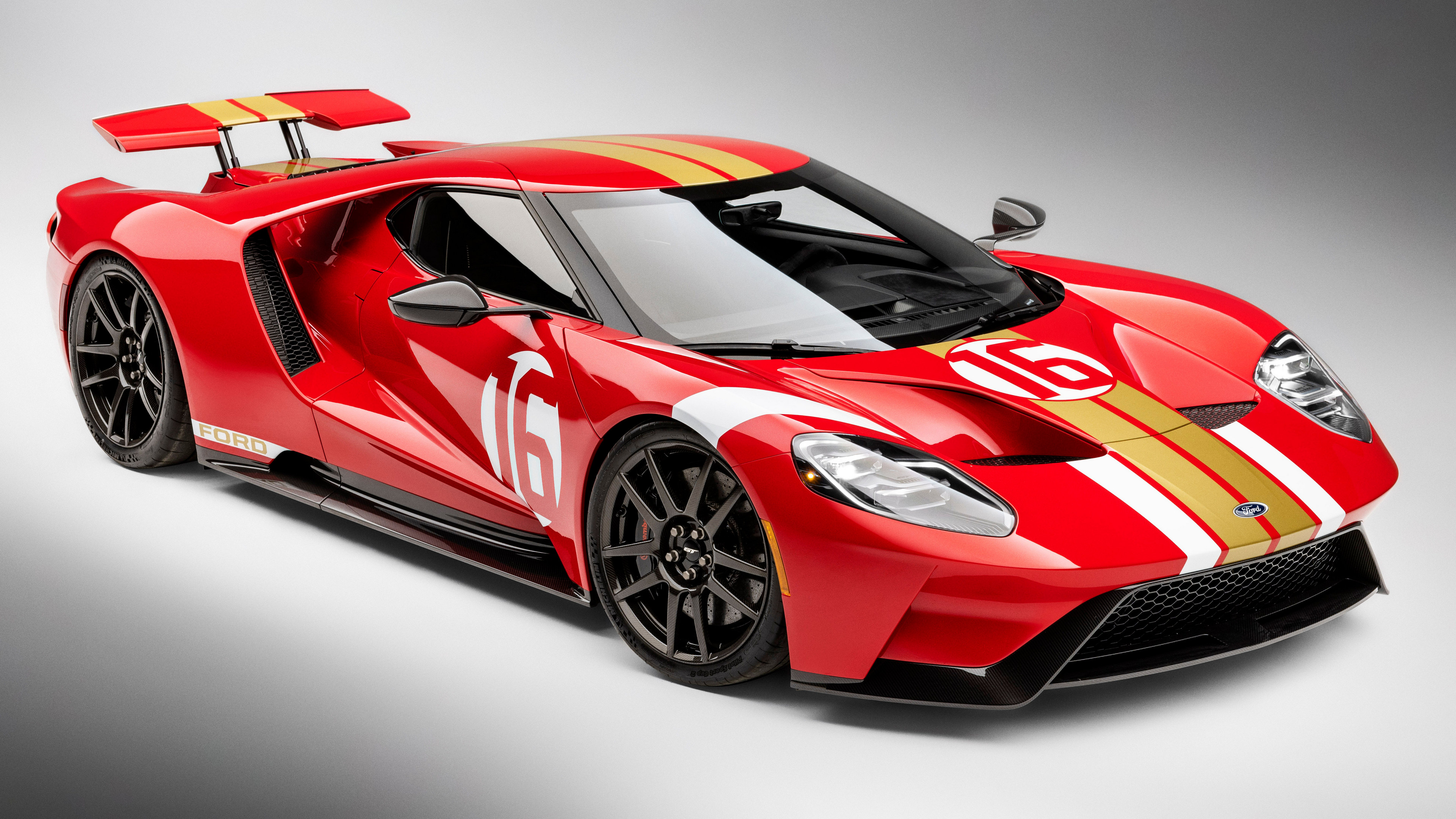 Бесплатное фото Ford GT красного цвета