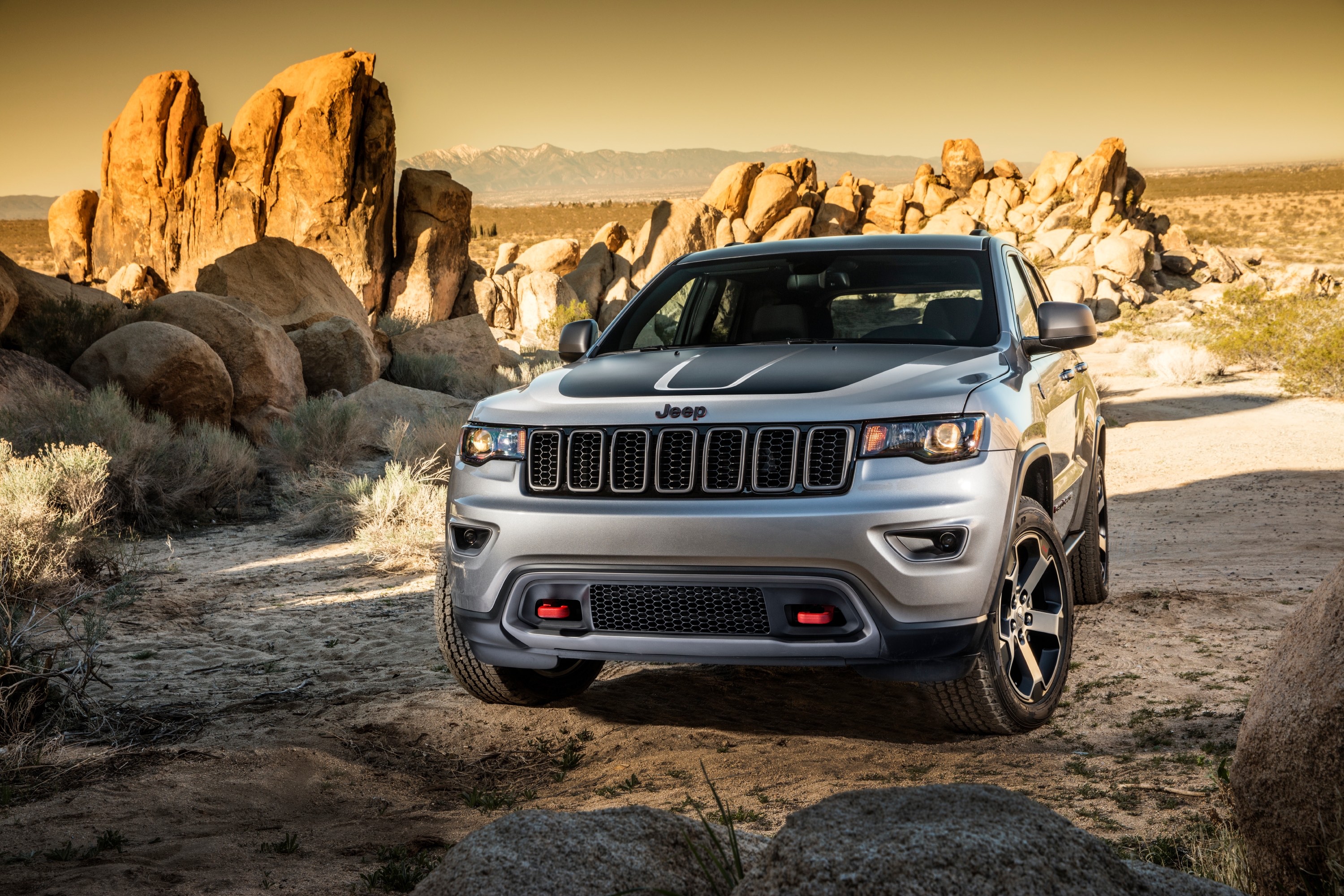 Free photo Jeep Grand Cherokee in rocky terrain.