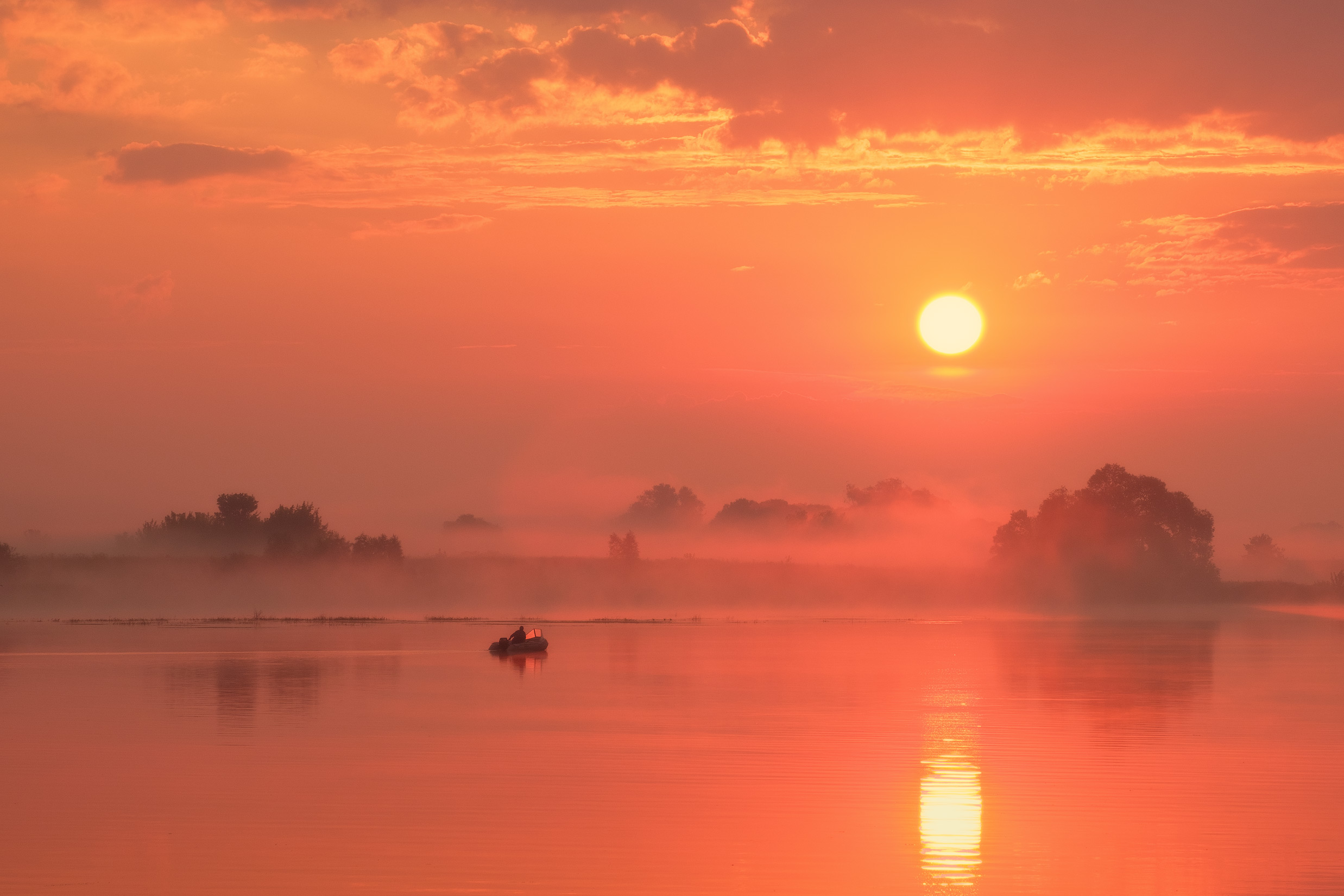 Free photo Misty summer sunrise in Konstantinovo