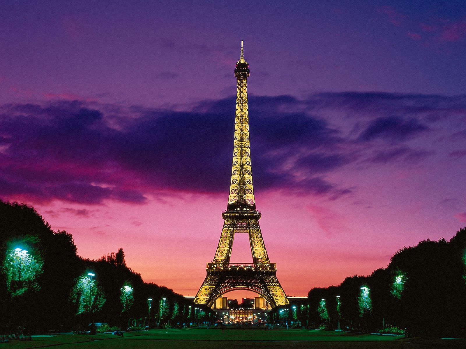 Free photo The evening avenue leads to the Eiffel Tower