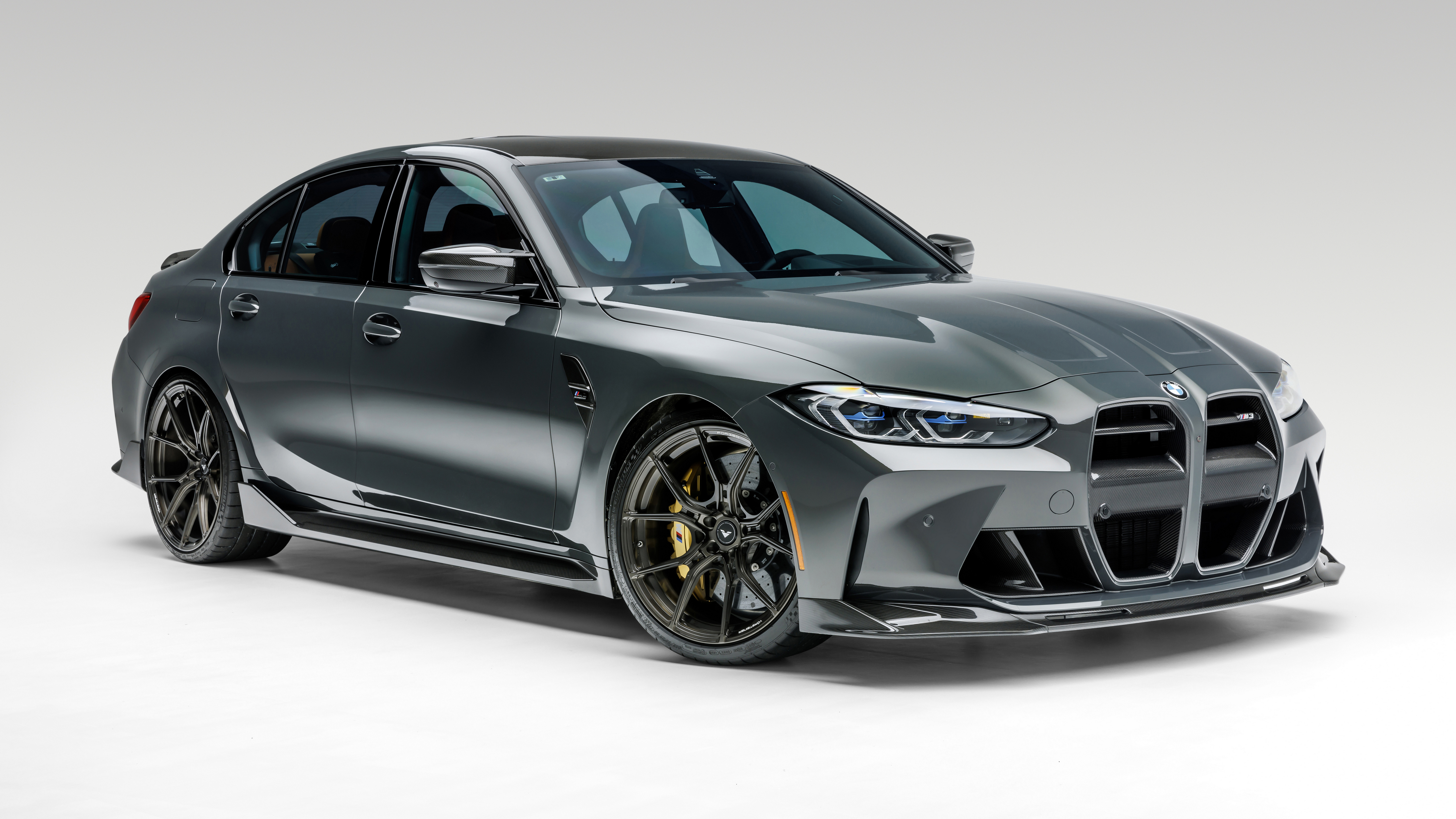 Бесплатное фото Серая bmw m3 2022 года на дисках фирмы vorsteiner