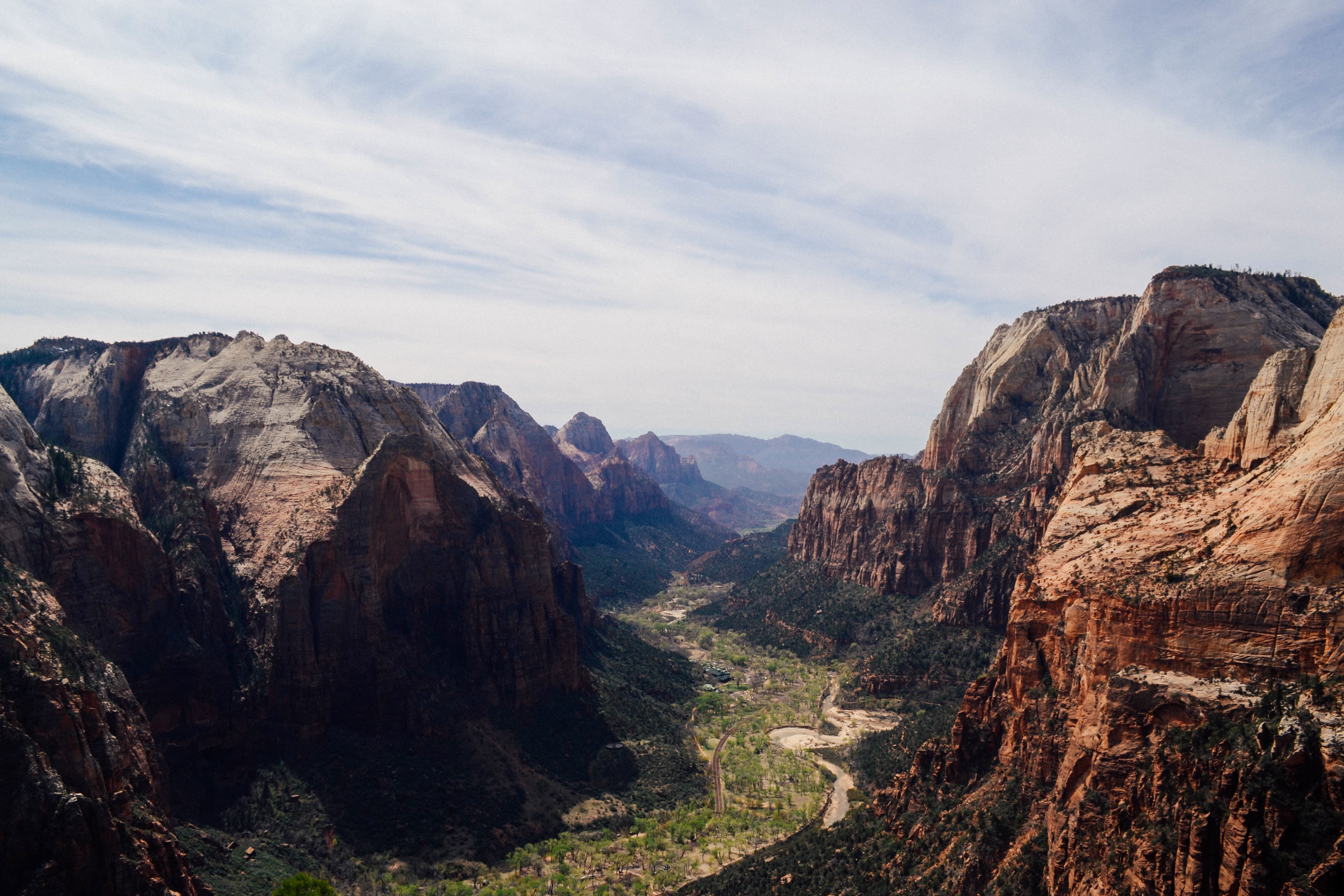 Free photo A gorge with a river between the mountains