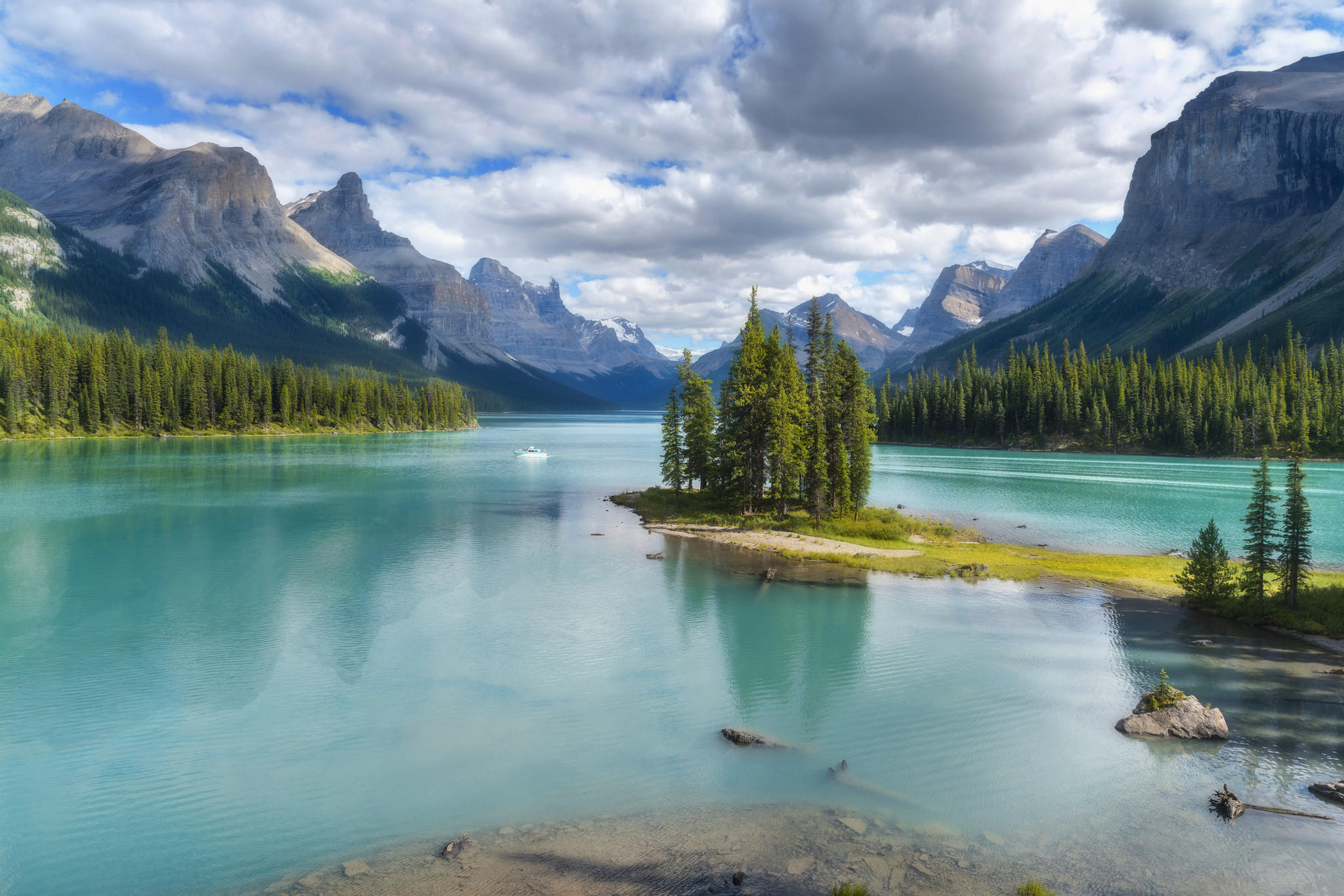 Free photo Photo of maligne lake, canada without registration