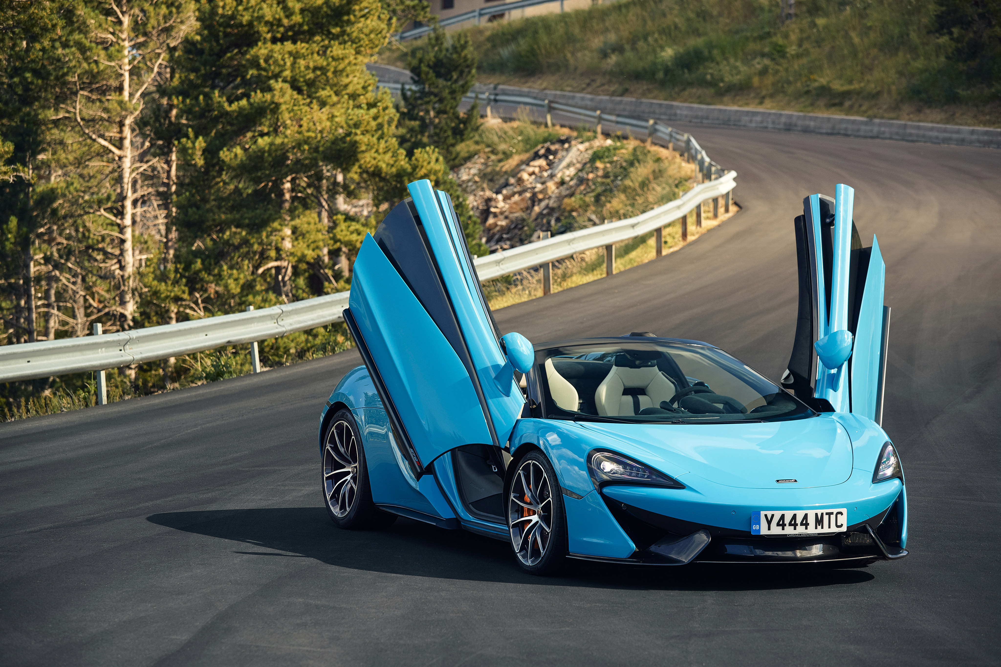 Бесплатное фото Обои с голубым Mclaren 570S Spider с открытыми дверями