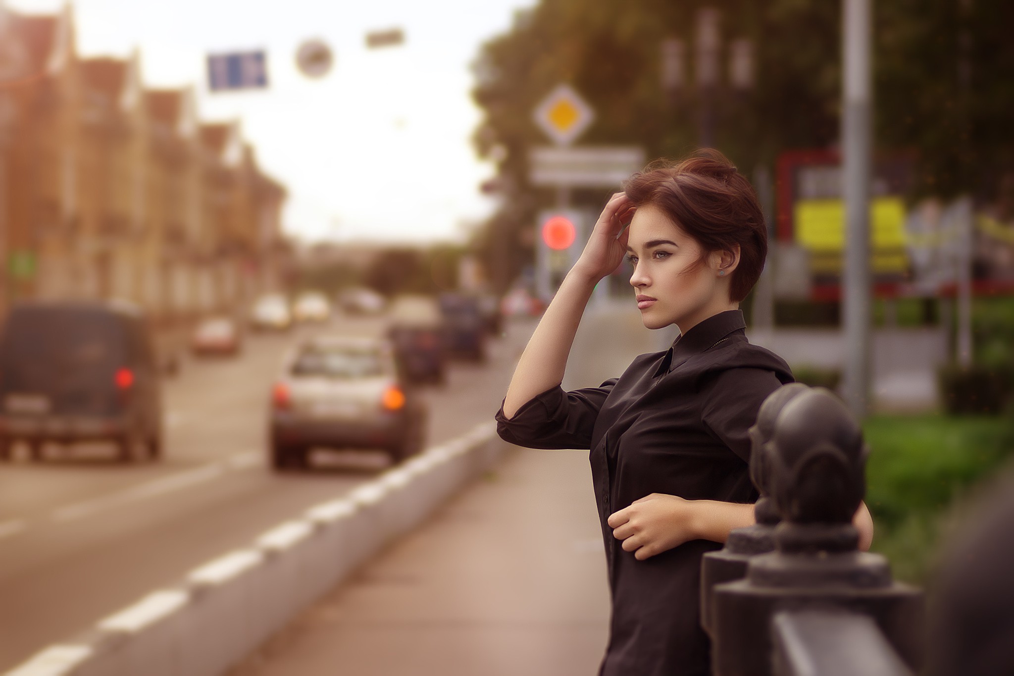 Free photo A brown-haired girl in town