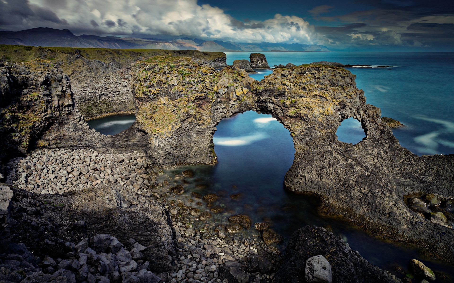 Free photo Stone ruins by the sea