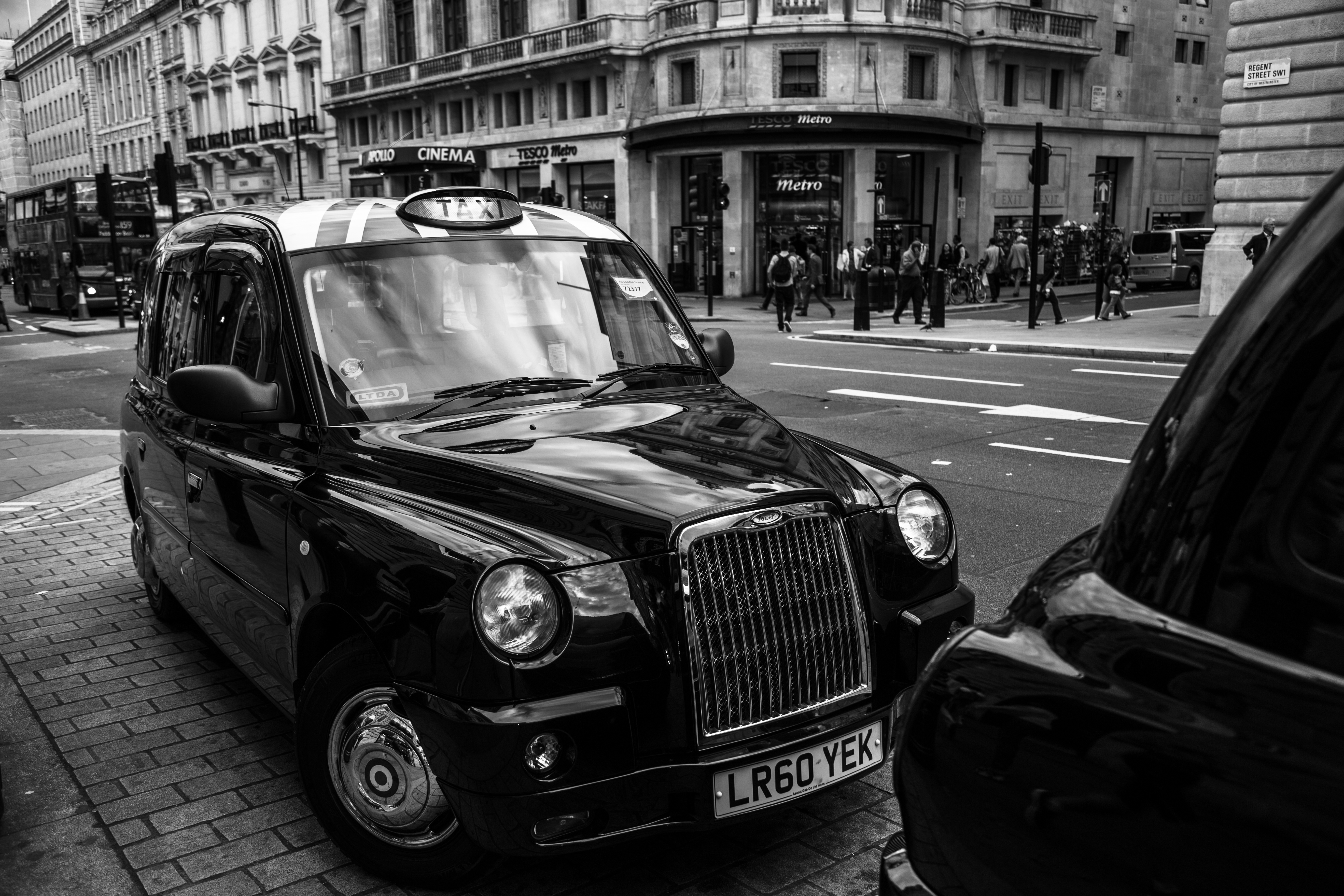 Free photo A vintage retro car on the streets of London