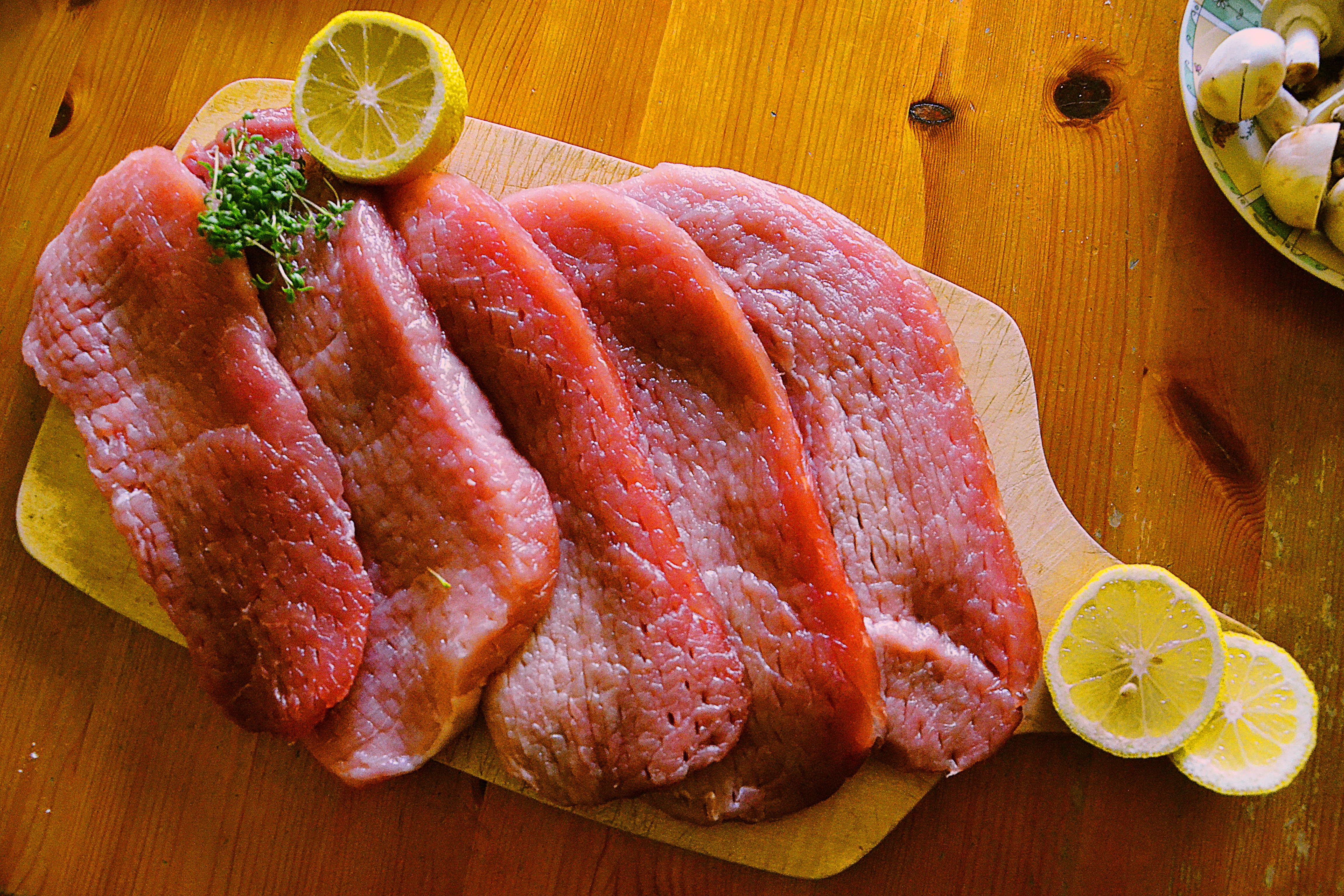 Free photo Raw cuts of meat on the cutting board.