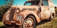 Ржавый старинный автомобиль