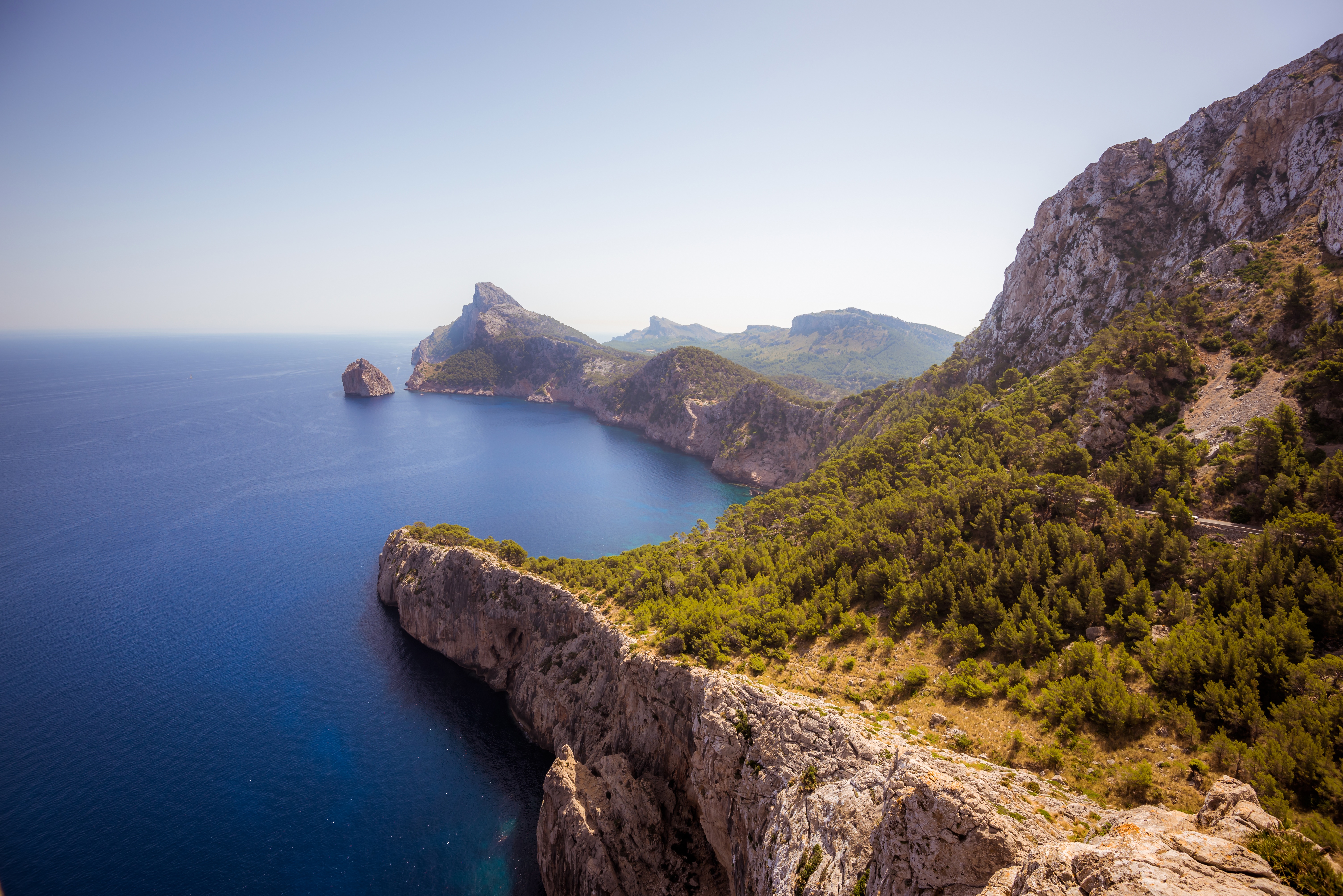 Free photo The seashore by the wide mountain