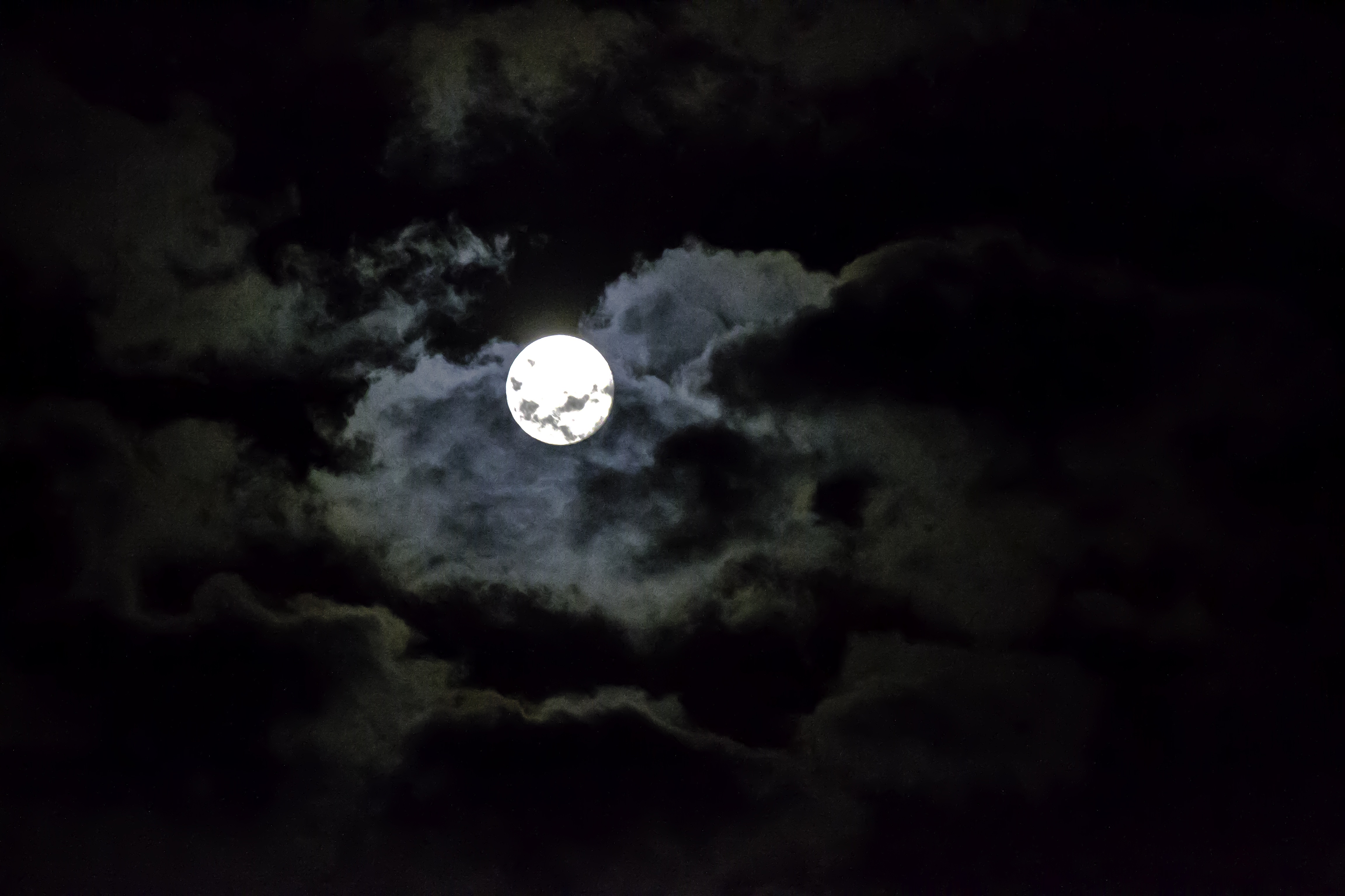 Free photo Wallpaper with the moon on a cloudy sky
