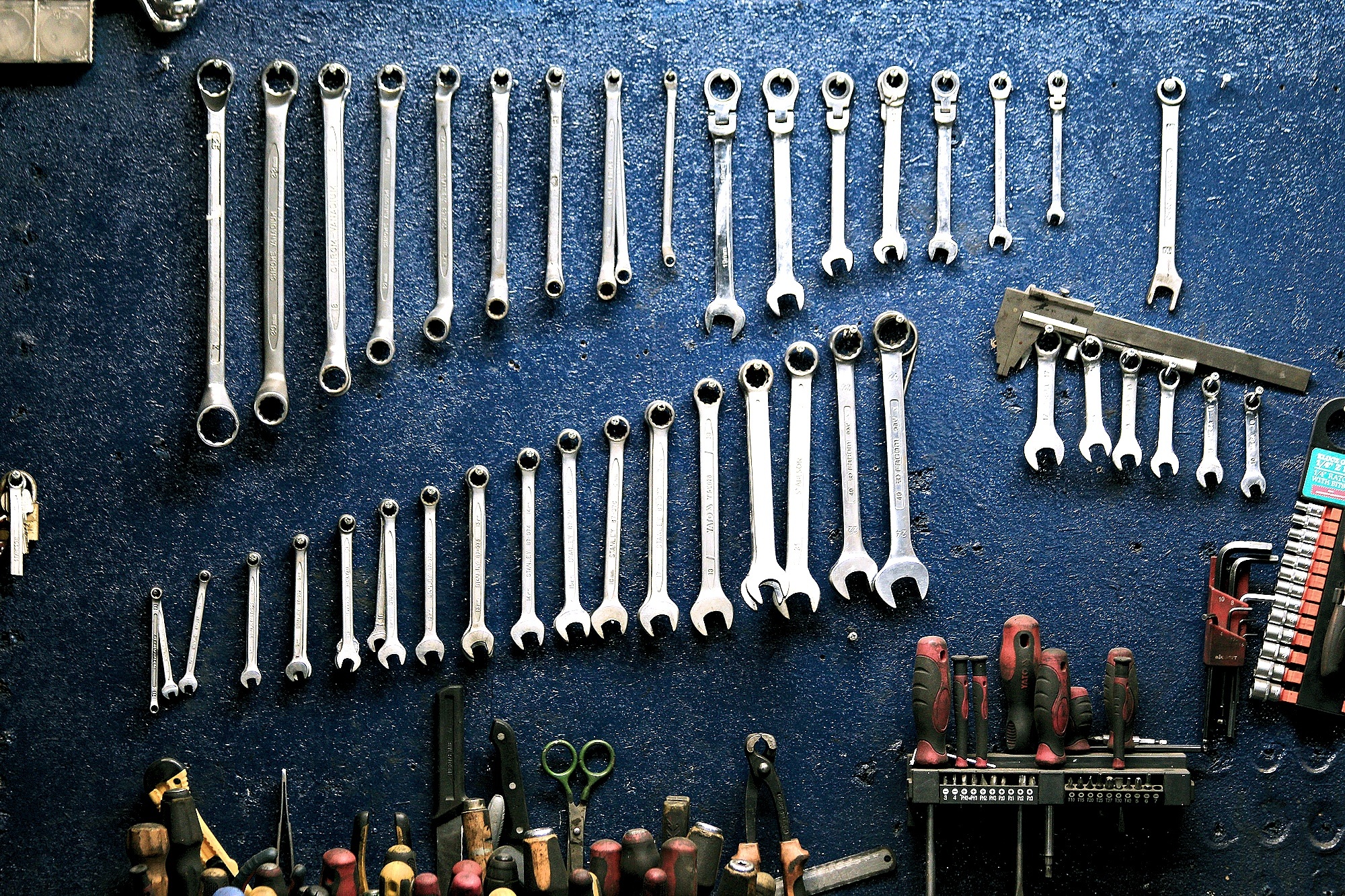 Free photo A workshop with a set of keys on the wall