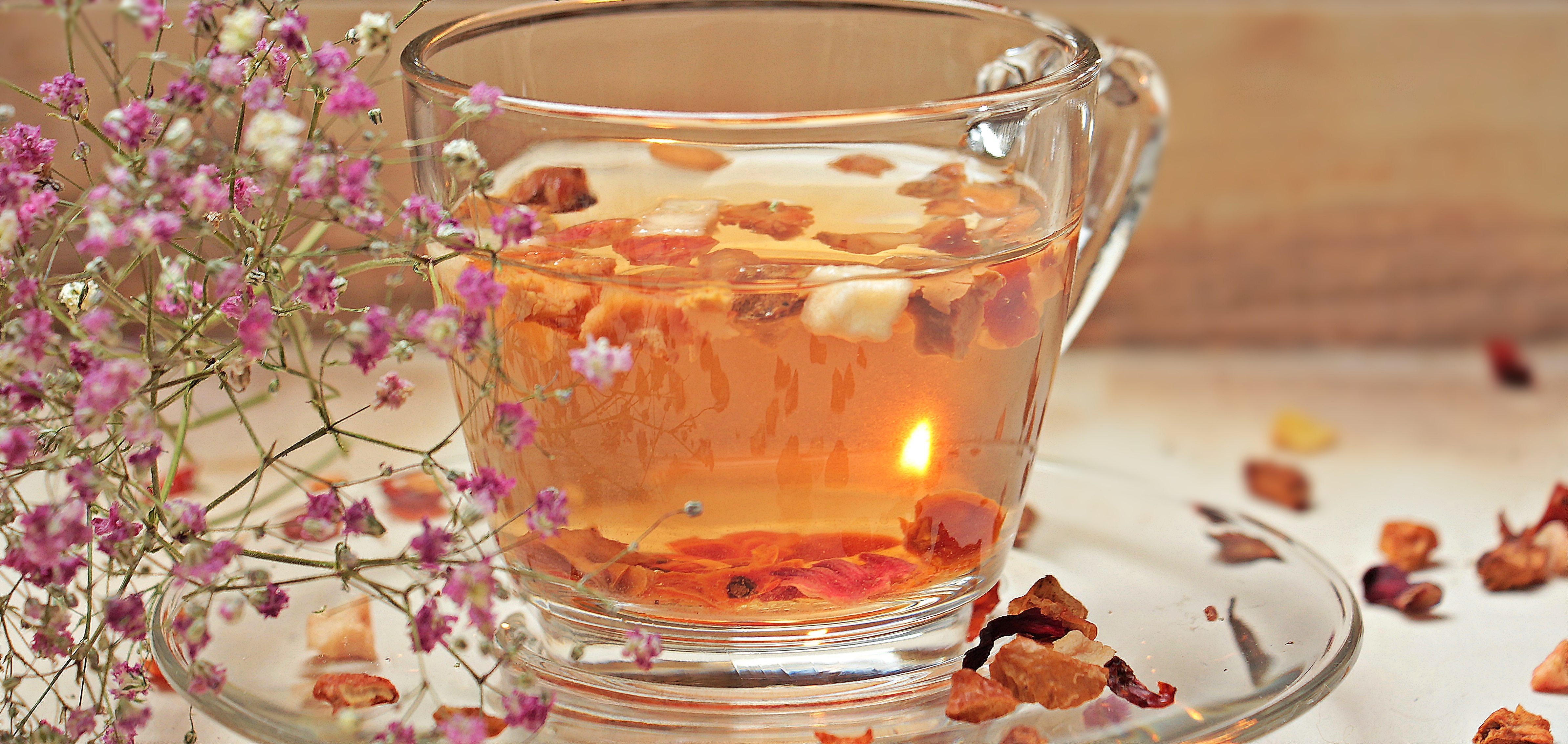 Free photo Apple tea in a glass cup