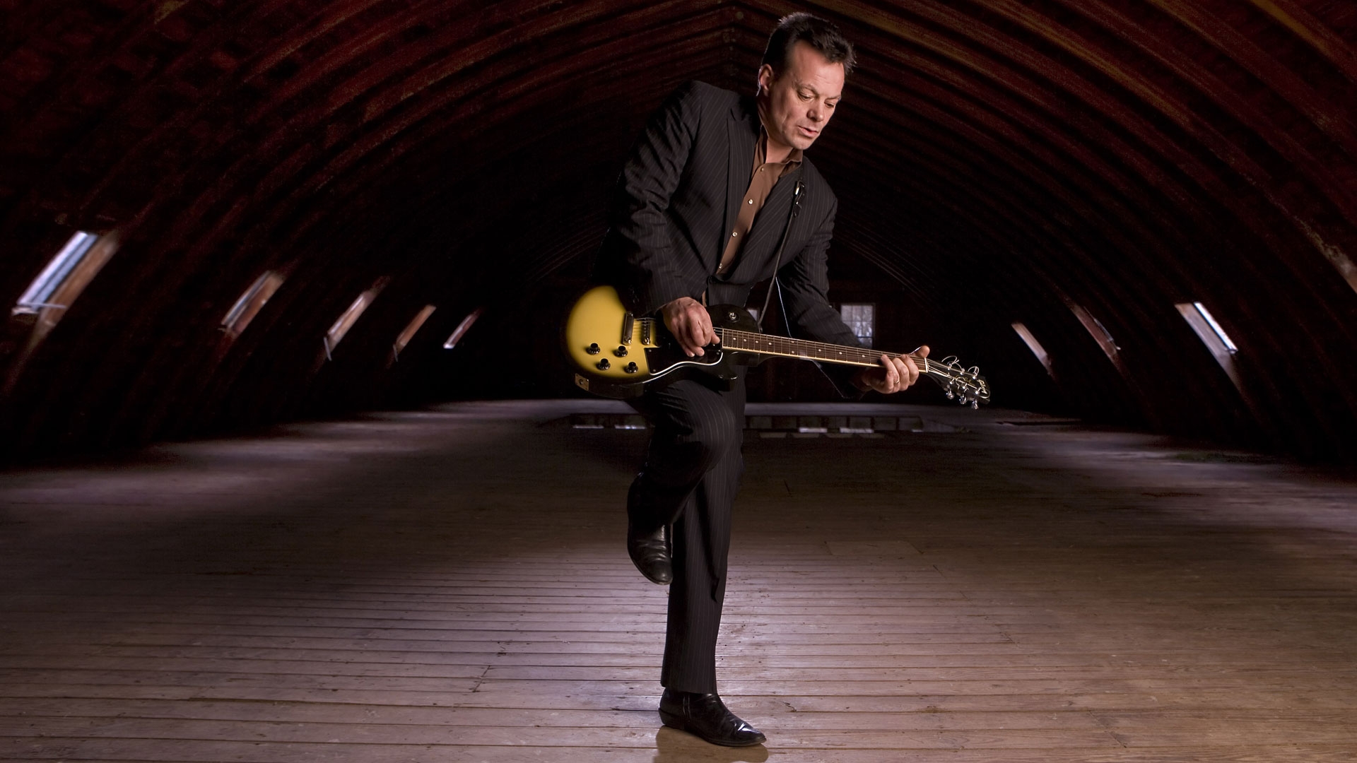 Джеймс Хантер играет на гитаре