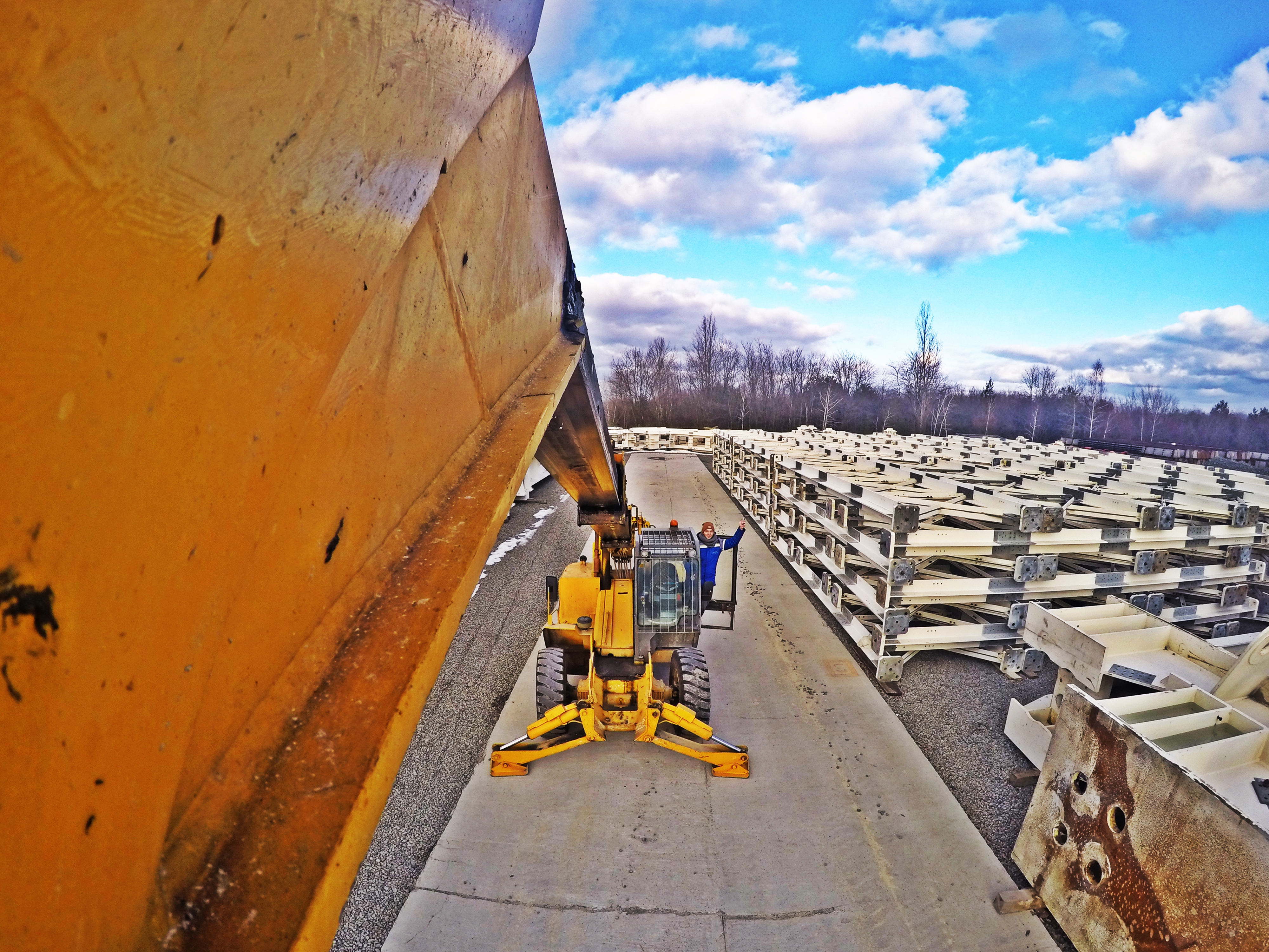 Обои небо желтый стена на рабочий стол