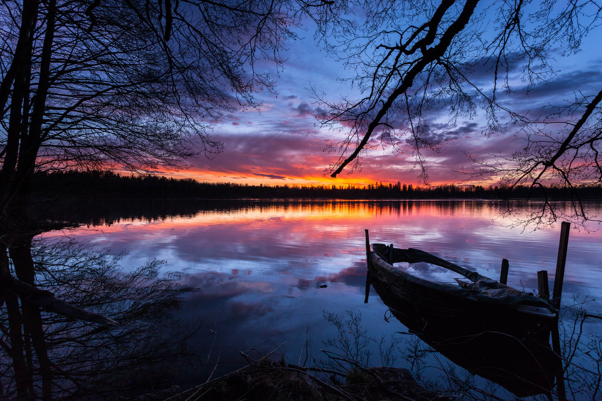 Free photo An old boat for a sunset stroll on the lake