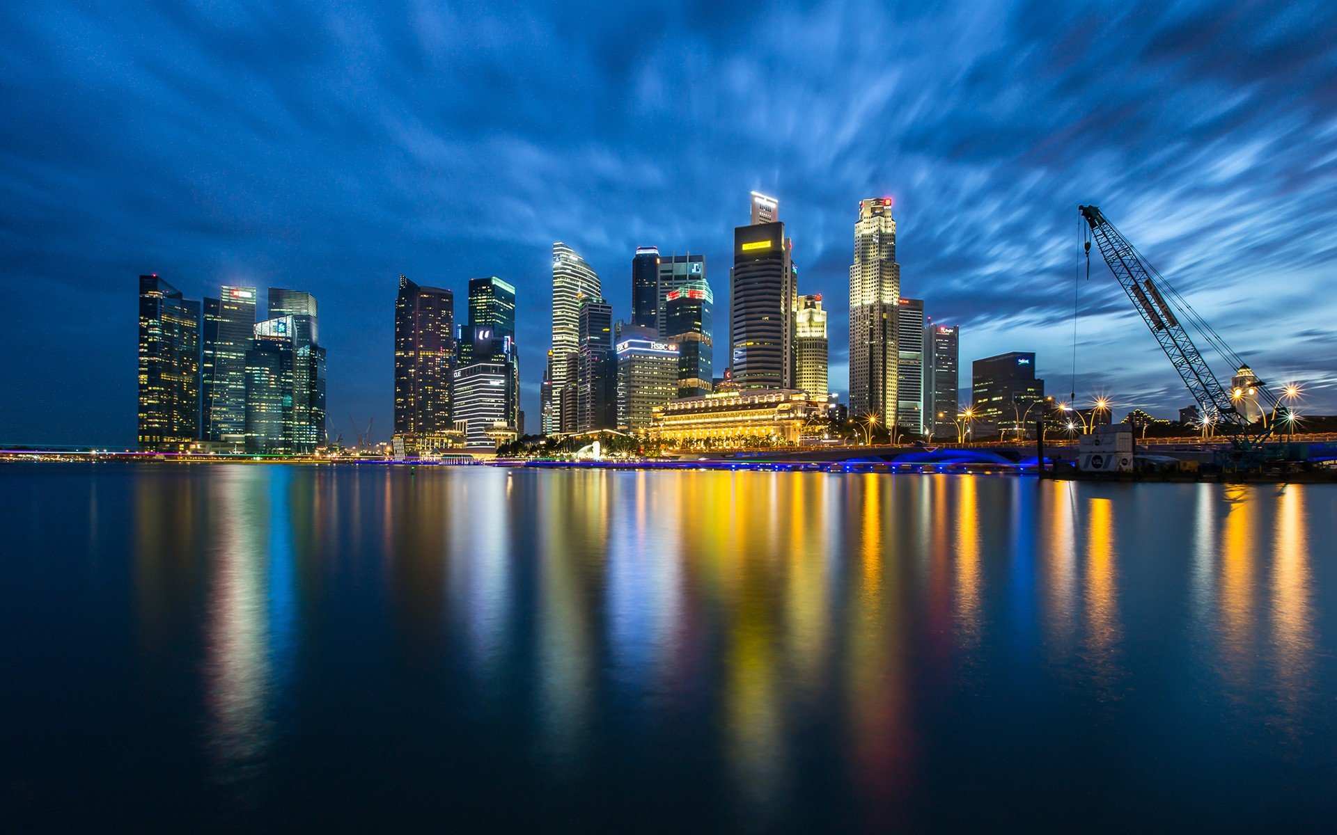 Free photo Reflection of the city in the evening sea