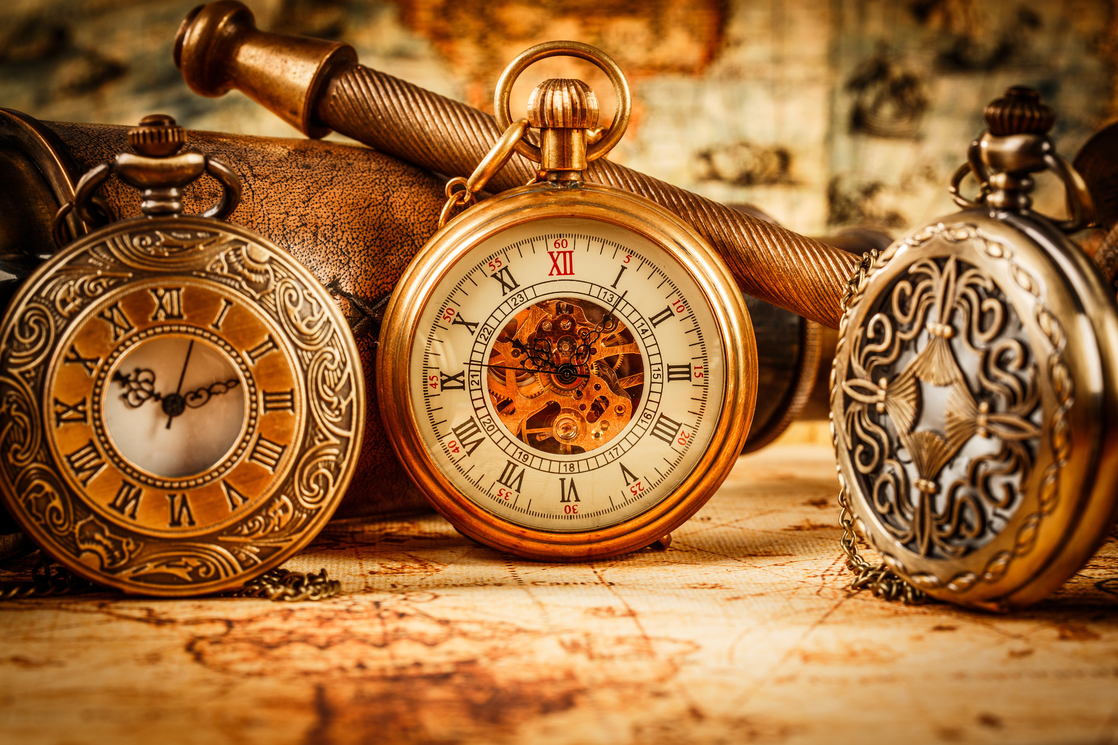 Free photo Antique gold pocket watch