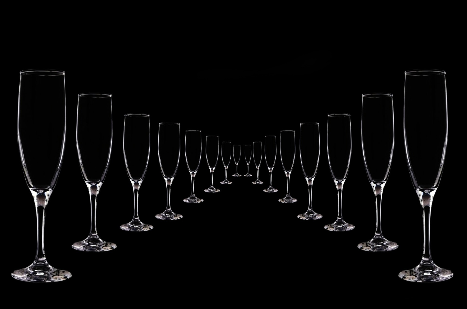 Бесплатное фото Бокалы для шампанского на черном фоне