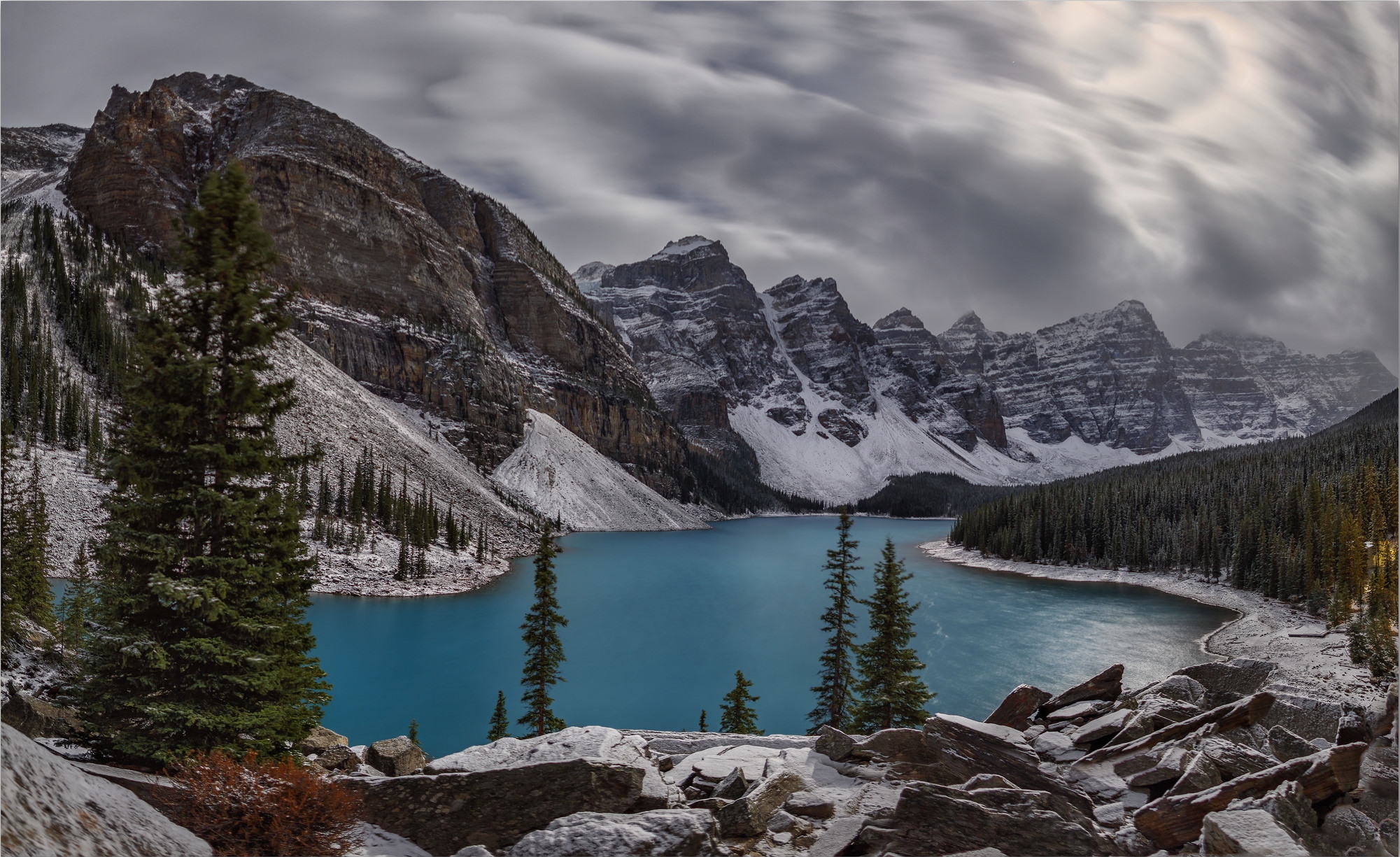 Бесплатное фото Ледниковое озеро в Moraine Lake